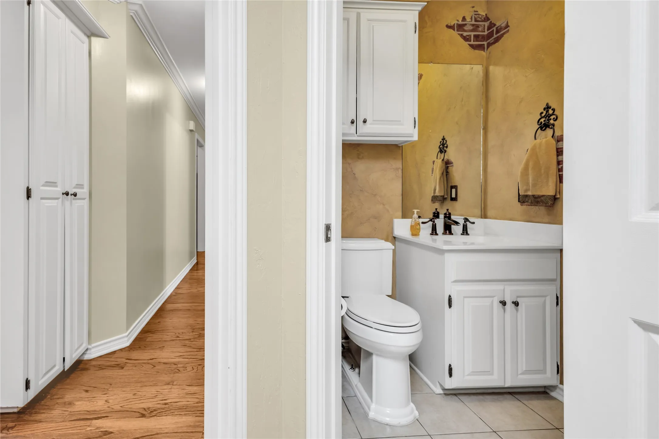 Single Family Residence For Sale in Smith County , 501 Hyde Park, Tyler, Texas 75701, 3 Bedroom, 3 Bathroom, 2 Garage spaces, 2,613 Sqft, built in 1983, mls#21359323, Real Estate Agent in Tyler, Homes For Sale in Smith county, Homes For Sale in Tyler, Realtor in Tyler Texas, Real Estate Brokerage Independent Realty Texas, Luminita Cordes Realtor