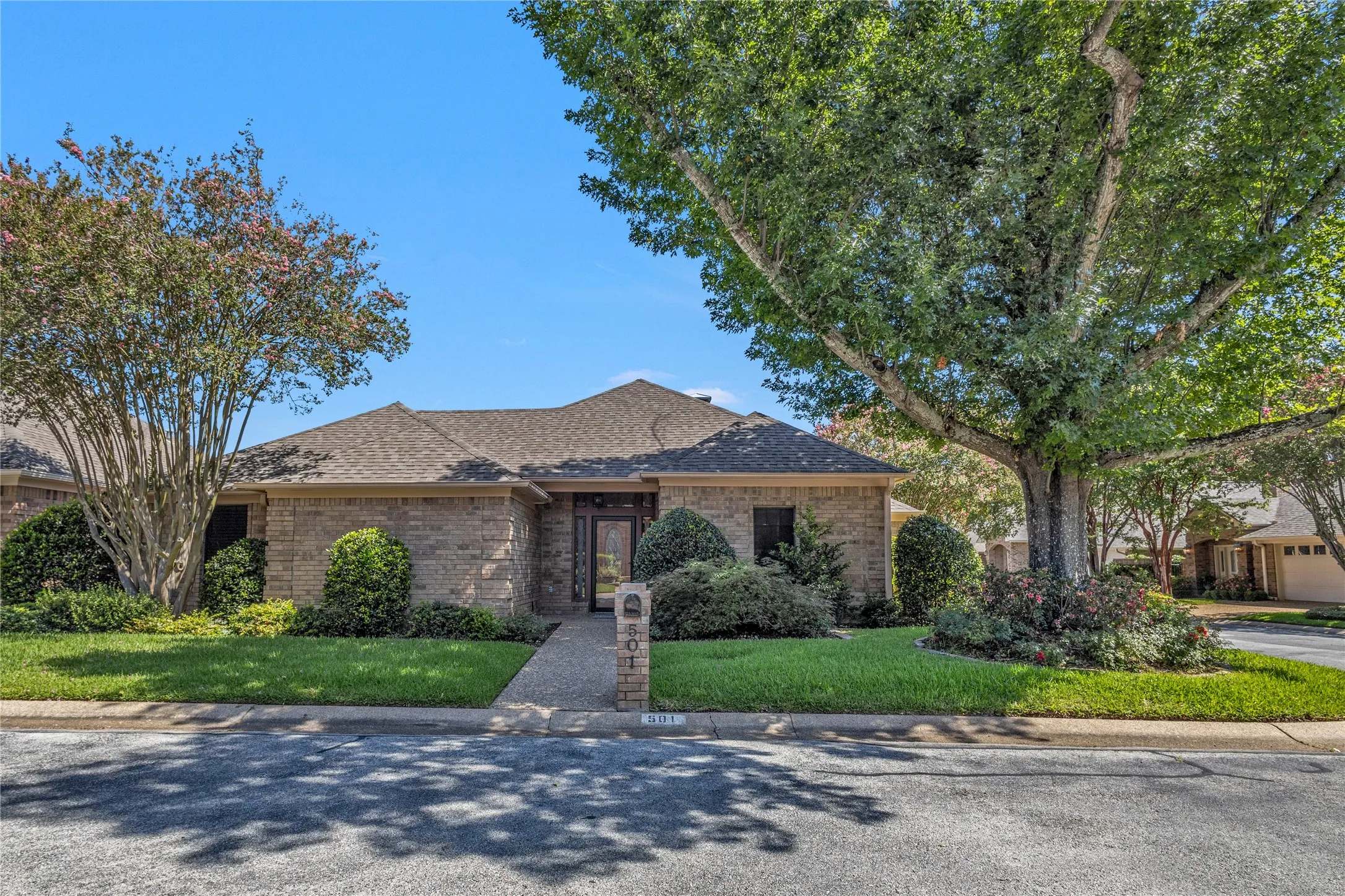 Single Family Residence For Sale in Smith County , 501 Hyde Park, Tyler, Texas 75701, 3 Bedroom, 3 Bathroom, 2 Garage spaces, 2,613 Sqft, built in 1983, mls#21359323, Real Estate Agent in Tyler, Homes For Sale in Smith county, Homes For Sale in Tyler, Realtor in Tyler Texas, Real Estate Brokerage Independent Realty Texas, Luminita Cordes Realtor