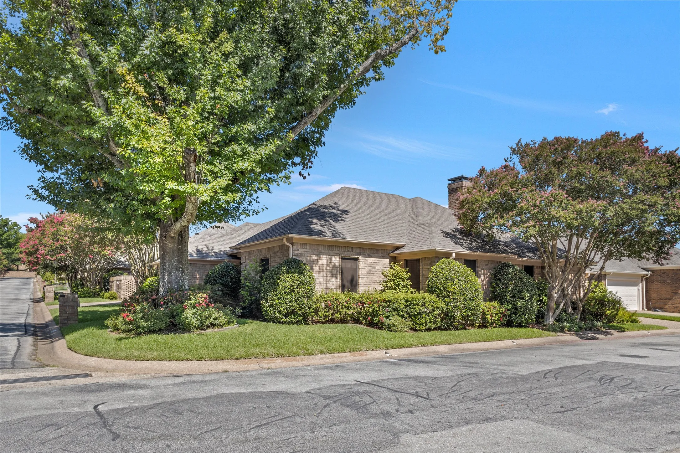 Single Family Residence For Sale in Smith County , 501 Hyde Park, Tyler, Texas 75701, 3 Bedroom, 3 Bathroom, 2 Garage spaces, 2,613 Sqft, built in 1983, mls#21359323, Real Estate Agent in Tyler, Homes For Sale in Smith county, Homes For Sale in Tyler, Realtor in Tyler Texas, Real Estate Brokerage Independent Realty Texas, Luminita Cordes Realtor