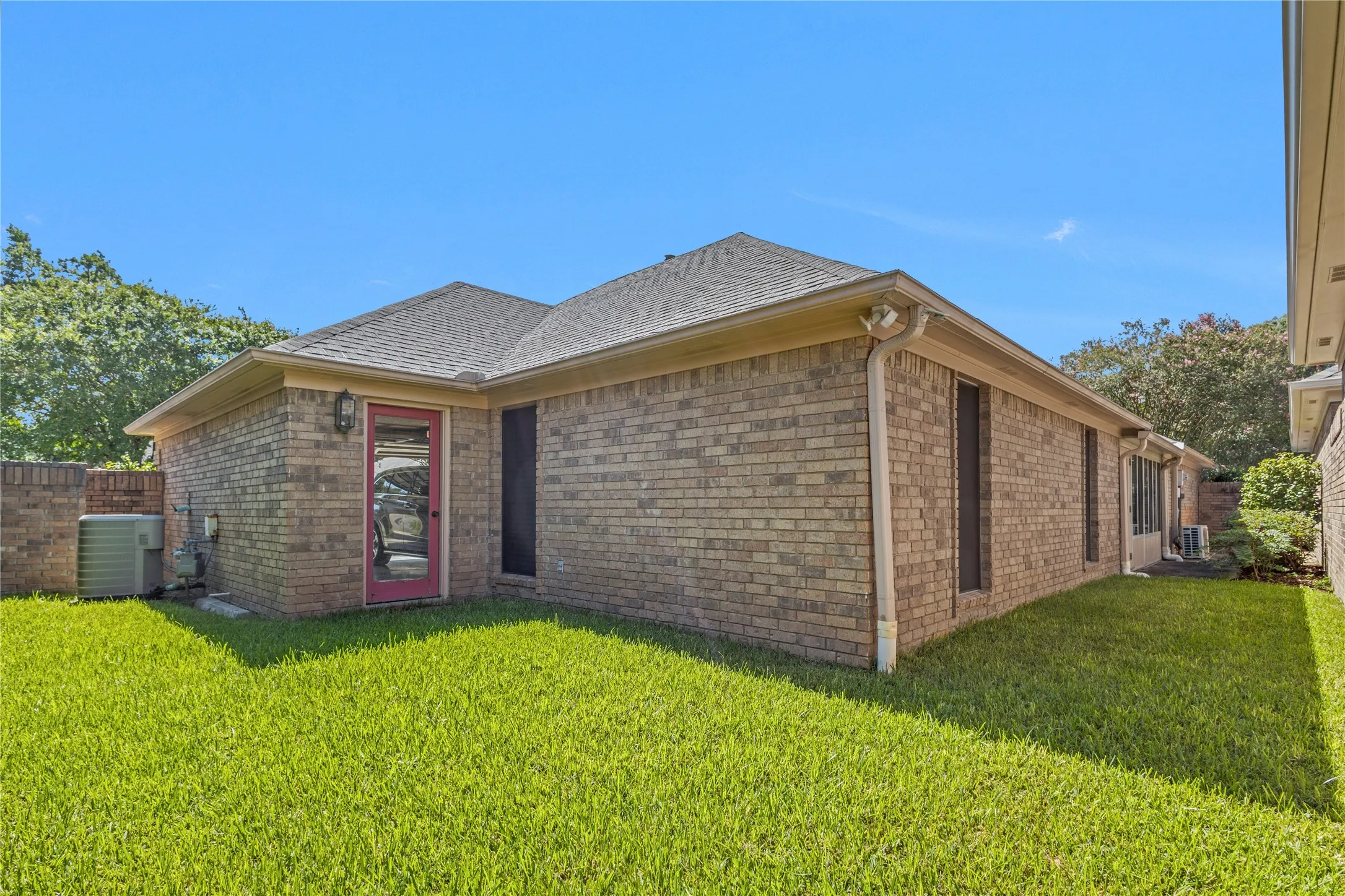 Single Family Residence For Sale in Smith County , 501 Hyde Park, Tyler, Texas 75701, 3 Bedroom, 3 Bathroom, 2 Garage spaces, 2,613 Sqft, built in 1983, mls#21359323, Real Estate Agent in Tyler, Homes For Sale in Smith county, Homes For Sale in Tyler, Realtor in Tyler Texas, Real Estate Brokerage Independent Realty Texas, Luminita Cordes Realtor