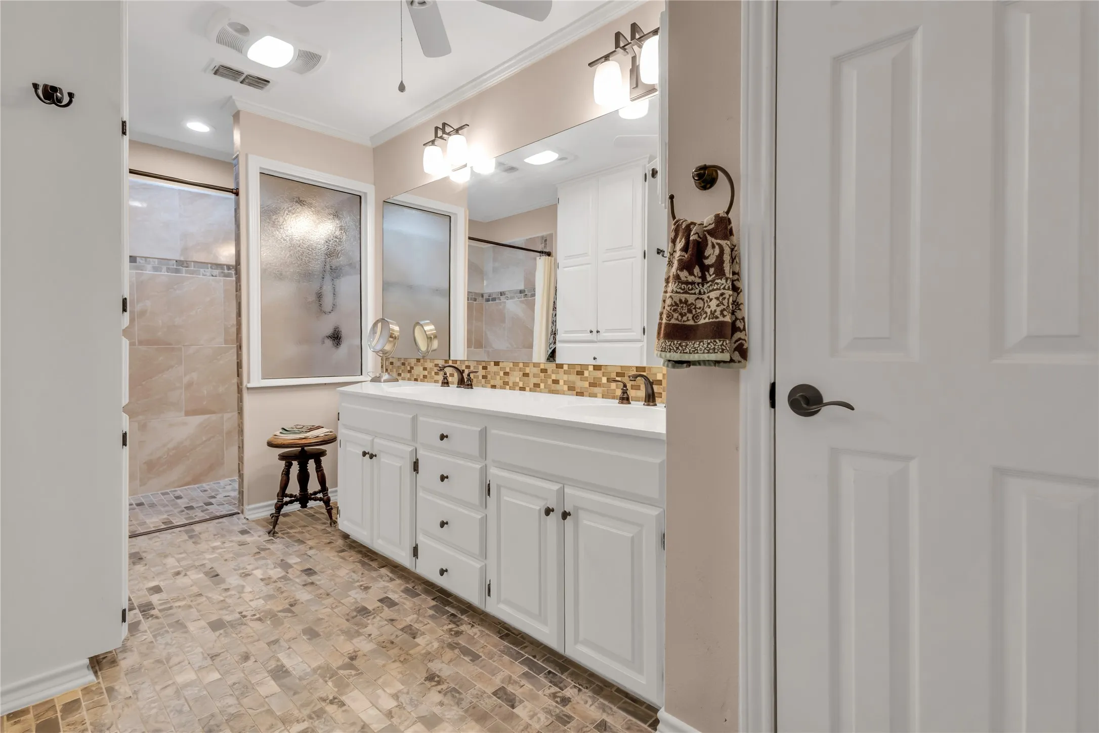 Single Family Residence For Sale in Smith County , 501 Hyde Park, Tyler, Texas 75701, 3 Bedroom, 3 Bathroom, 2 Garage spaces, 2,613 Sqft, built in 1983, mls#21359323, Real Estate Agent in Tyler, Homes For Sale in Smith county, Homes For Sale in Tyler, Realtor in Tyler Texas, Real Estate Brokerage Independent Realty Texas, Luminita Cordes Realtor