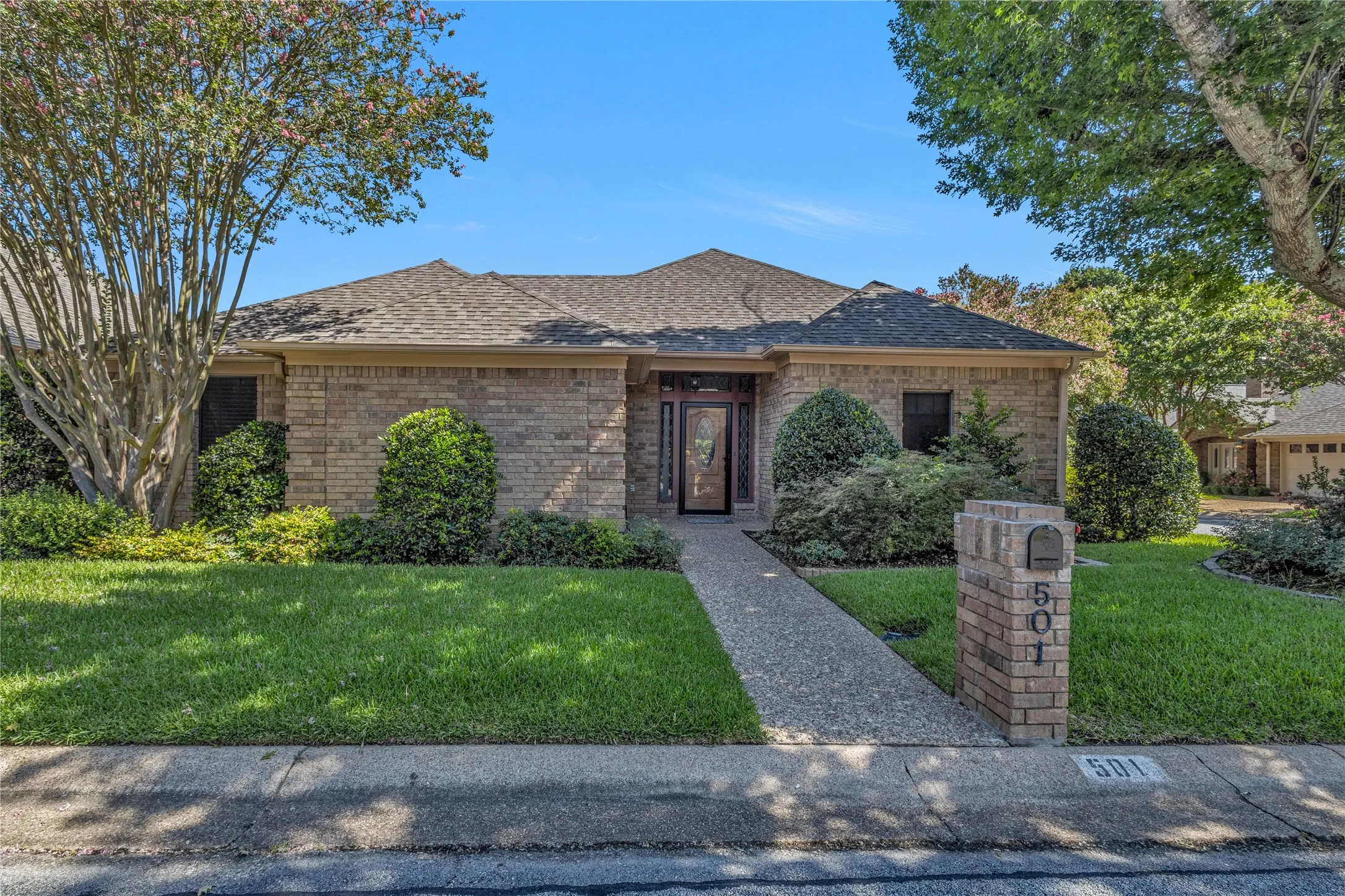 Single Family Residence For Sale in Smith County , 501 Hyde Park, Tyler, Texas 75701, 3 Bedroom, 3 Bathroom, 2 Garage spaces, 2,613 Sqft, built in 1983, mls#21359323, Real Estate Agent in Tyler, Homes For Sale in Smith county, Homes For Sale in Tyler, Realtor in Tyler Texas, Real Estate Brokerage Independent Realty Texas, Luminita Cordes Realtor