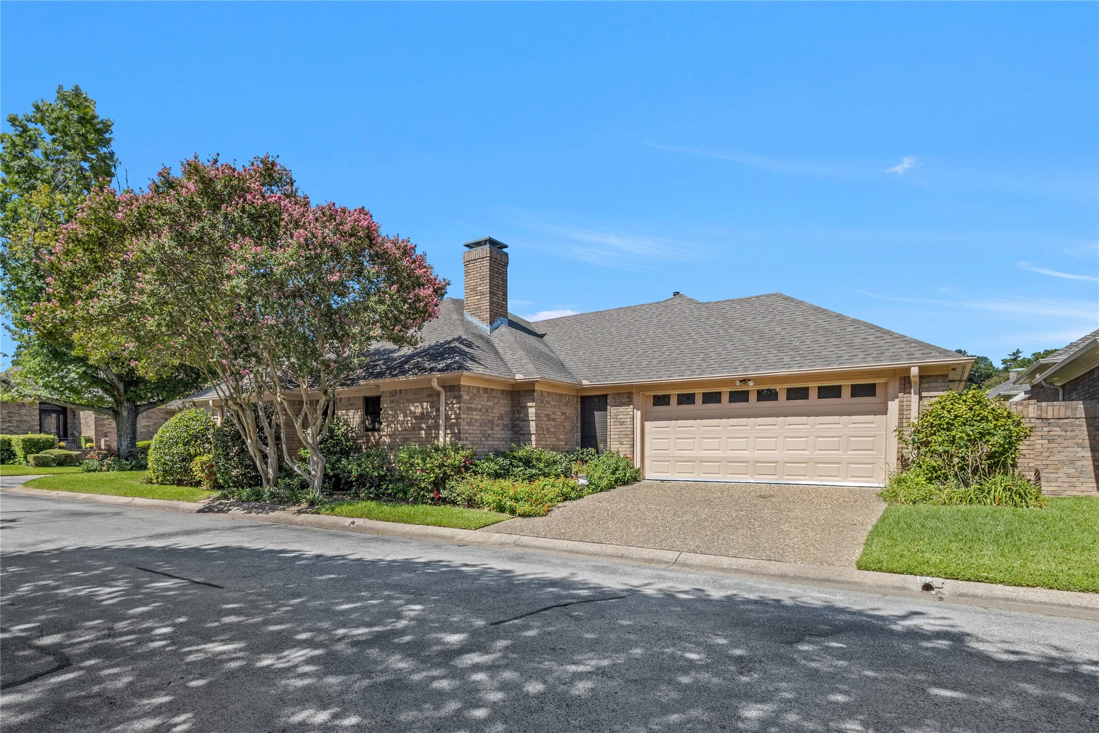 Single Family Residence For Sale in Smith County , 501 Hyde Park, Tyler, Texas 75701, 3 Bedroom, 3 Bathroom, 2 Garage spaces, 2,613 Sqft, built in 1983, mls#21359323, Real Estate Agent in Tyler, Homes For Sale in Smith county, Homes For Sale in Tyler, Realtor in Tyler Texas, Real Estate Brokerage Independent Realty Texas, Luminita Cordes Realtor