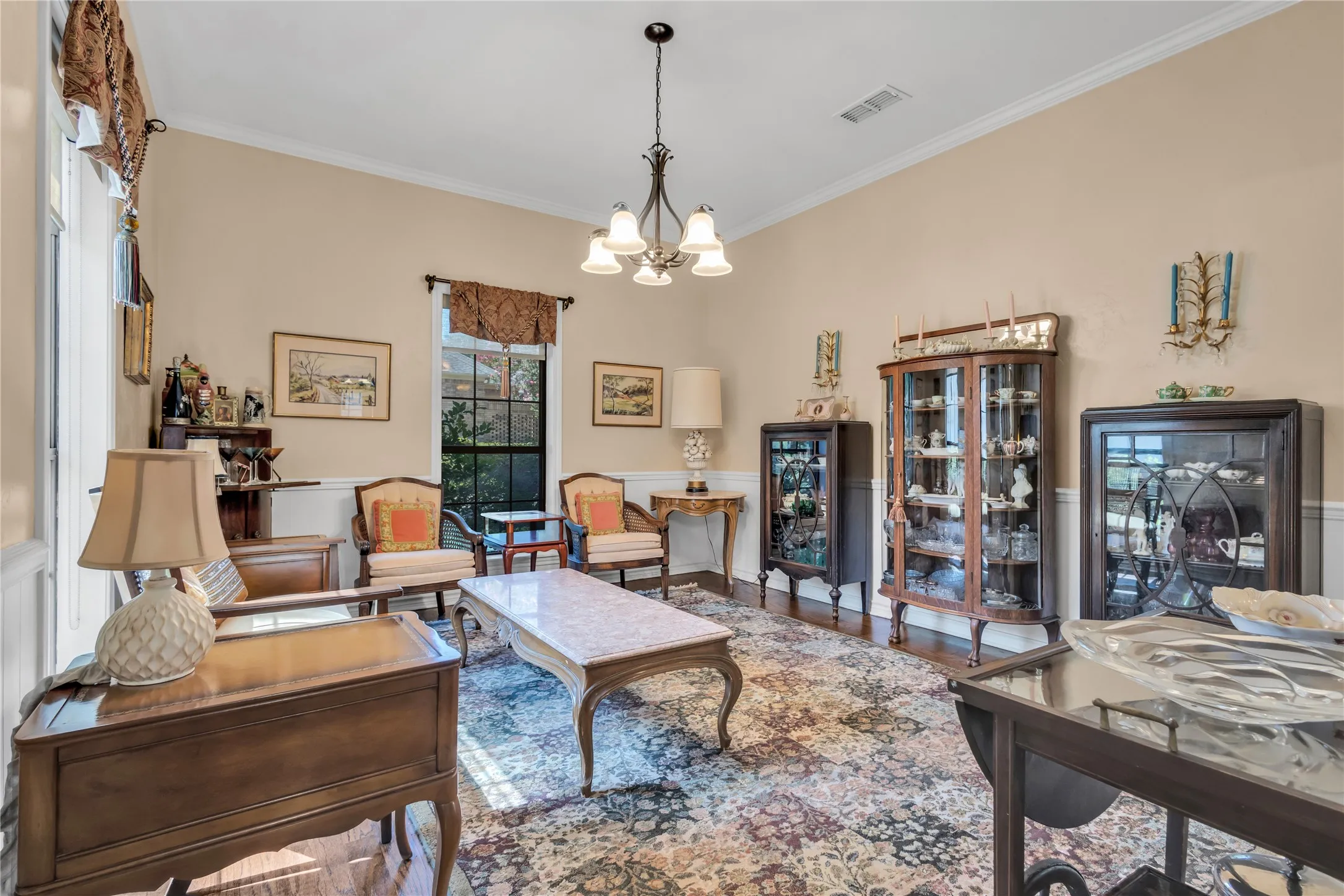 Single Family Residence For Sale in Smith County , 501 Hyde Park, Tyler, Texas 75701, 3 Bedroom, 3 Bathroom, 2 Garage spaces, 2,613 Sqft, built in 1983, mls#21359323, Real Estate Agent in Tyler, Homes For Sale in Smith county, Homes For Sale in Tyler, Realtor in Tyler Texas, Real Estate Brokerage Independent Realty Texas, Luminita Cordes Realtor