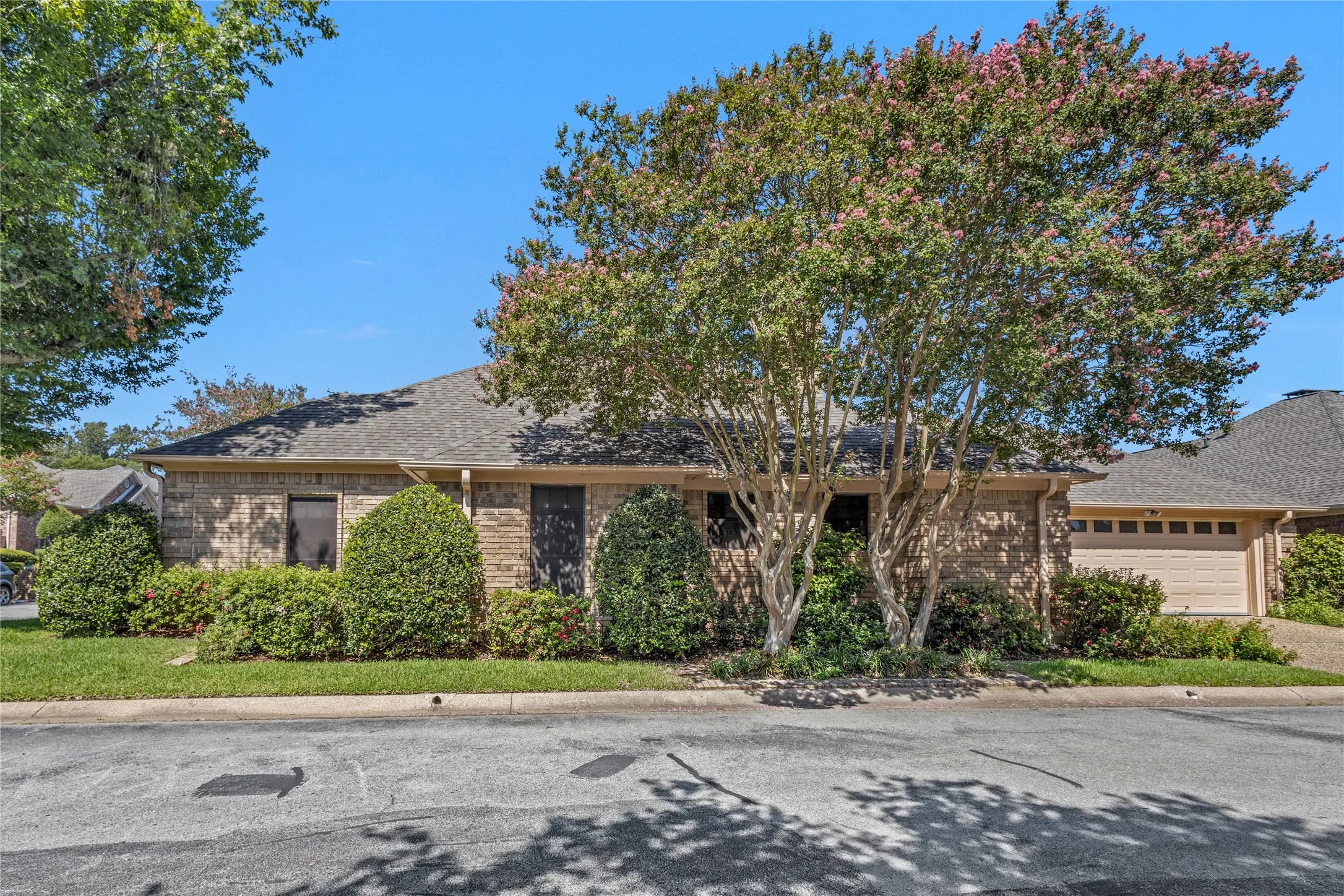 Single Family Residence For Sale in Smith County , 501 Hyde Park, Tyler, Texas 75701, 3 Bedroom, 3 Bathroom, 2 Garage spaces, 2,613 Sqft, built in 1983, mls#21359323, Real Estate Agent in Tyler, Homes For Sale in Smith county, Homes For Sale in Tyler, Realtor in Tyler Texas, Real Estate Brokerage Independent Realty Texas, Luminita Cordes Realtor