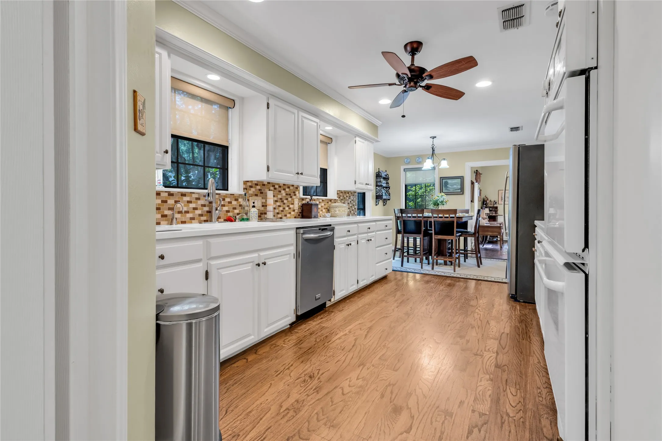 Single Family Residence For Sale in Smith County , 501 Hyde Park, Tyler, Texas 75701, 3 Bedroom, 3 Bathroom, 2 Garage spaces, 2,613 Sqft, built in 1983, mls#21359323, Real Estate Agent in Tyler, Homes For Sale in Smith county, Homes For Sale in Tyler, Realtor in Tyler Texas, Real Estate Brokerage Independent Realty Texas, Luminita Cordes Realtor
