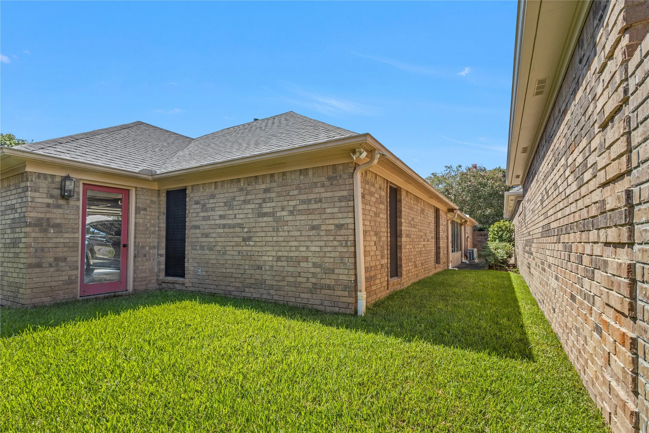 Single Family Residence For Sale in Smith County , 501 Hyde Park, Tyler, Texas 75701, 3 Bedroom, 3 Bathroom, 2 Garage spaces, 2,613 Sqft, built in 1983, mls#21359323, Real Estate Agent in Tyler, Homes For Sale in Smith county, Homes For Sale in Tyler, Realtor in Tyler Texas, Real Estate Brokerage Independent Realty Texas, Luminita Cordes Realtor