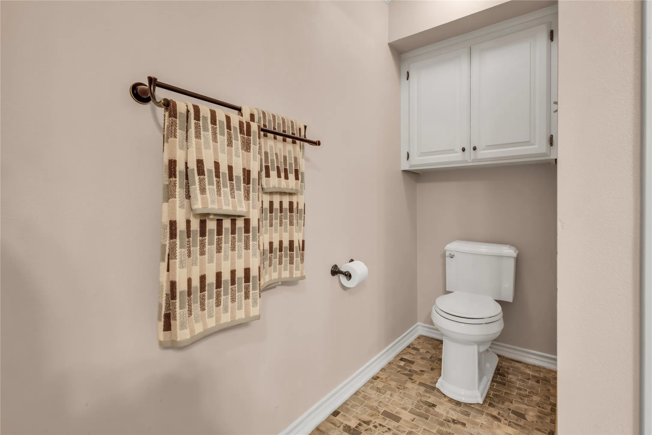 Single Family Residence For Sale in Smith County , 501 Hyde Park, Tyler, Texas 75701, 3 Bedroom, 3 Bathroom, 2 Garage spaces, 2,613 Sqft, built in 1983, mls#21359323, Real Estate Agent in Tyler, Homes For Sale in Smith county, Homes For Sale in Tyler, Realtor in Tyler Texas, Real Estate Brokerage Independent Realty Texas, Luminita Cordes Realtor