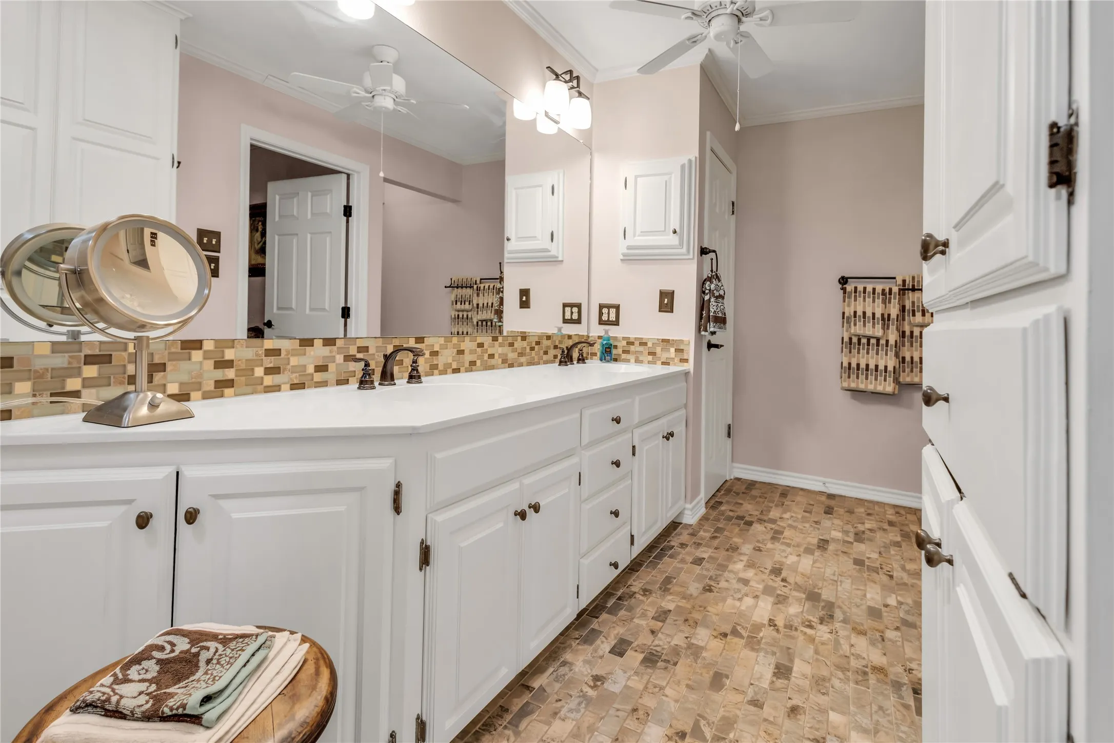 Single Family Residence For Sale in Smith County , 501 Hyde Park, Tyler, Texas 75701, 3 Bedroom, 3 Bathroom, 2 Garage spaces, 2,613 Sqft, built in 1983, mls#21359323, Real Estate Agent in Tyler, Homes For Sale in Smith county, Homes For Sale in Tyler, Realtor in Tyler Texas, Real Estate Brokerage Independent Realty Texas, Luminita Cordes Realtor