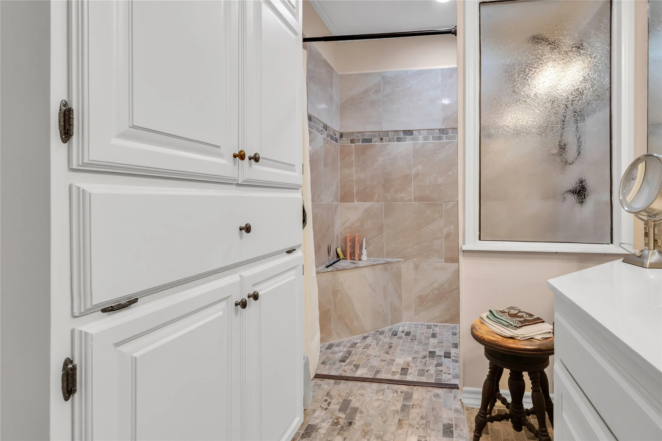 Single Family Residence For Sale in Smith County , 501 Hyde Park, Tyler, Texas 75701, 3 Bedroom, 3 Bathroom, 2 Garage spaces, 2,613 Sqft, built in 1983, mls#21359323, Real Estate Agent in Tyler, Homes For Sale in Smith county, Homes For Sale in Tyler, Realtor in Tyler Texas, Real Estate Brokerage Independent Realty Texas, Luminita Cordes Realtor