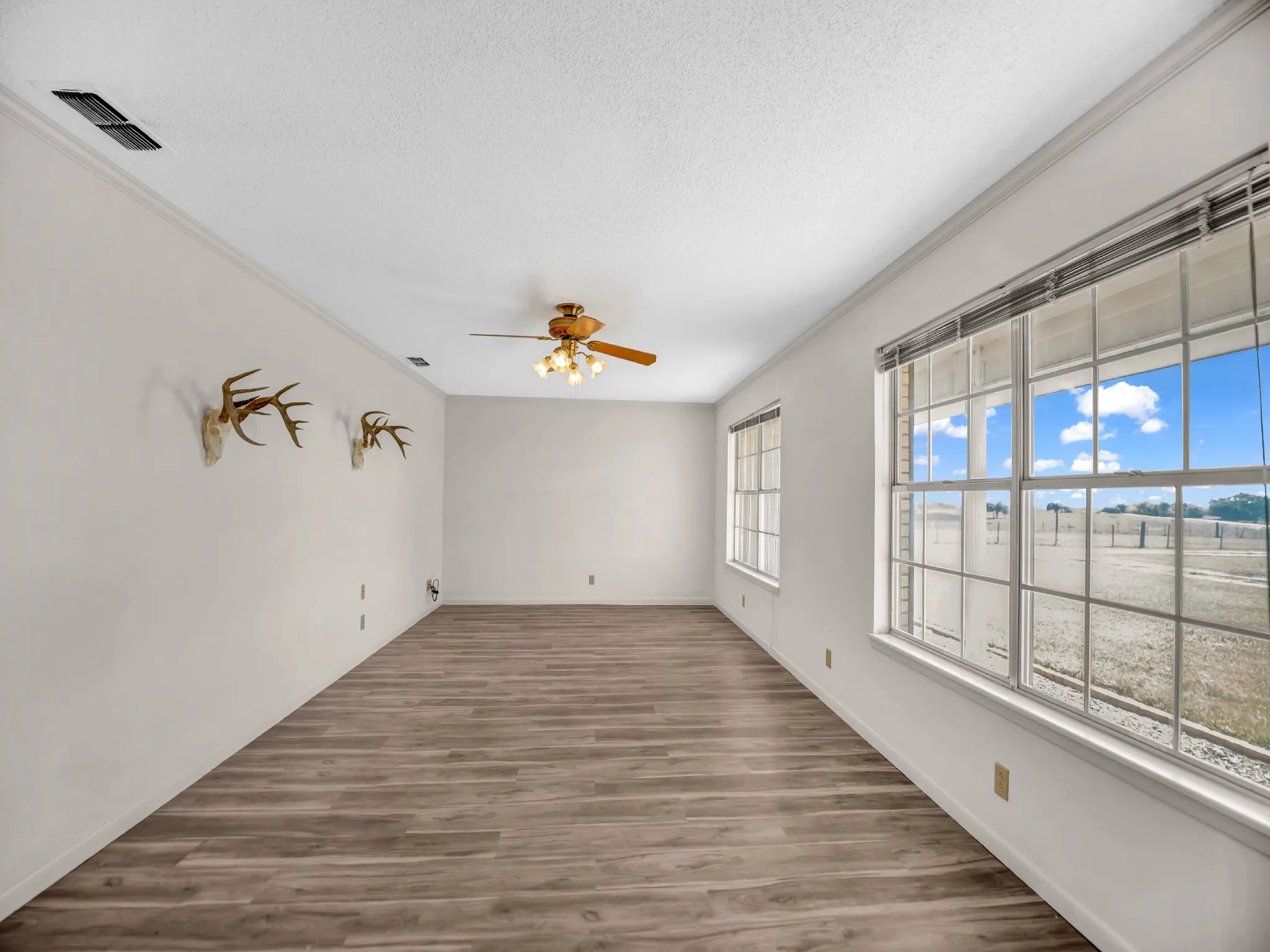 Single Family Residence For Sale in Johnson County , 5108 Woodard Avenue, Cleburne, Texas 76033, 3 Bedroom, 2 Bathroom, 2 Garage spaces, 2,354 Sqft, built in 1971, mls#21359325, Real Estate Agent in Cleburne, Homes For Sale in Johnson county, Homes For Sale in Cleburne, Realtor in Cleburne Texas, Real Estate Brokerage Independent Realty Texas, Luminita Cordes Realtor