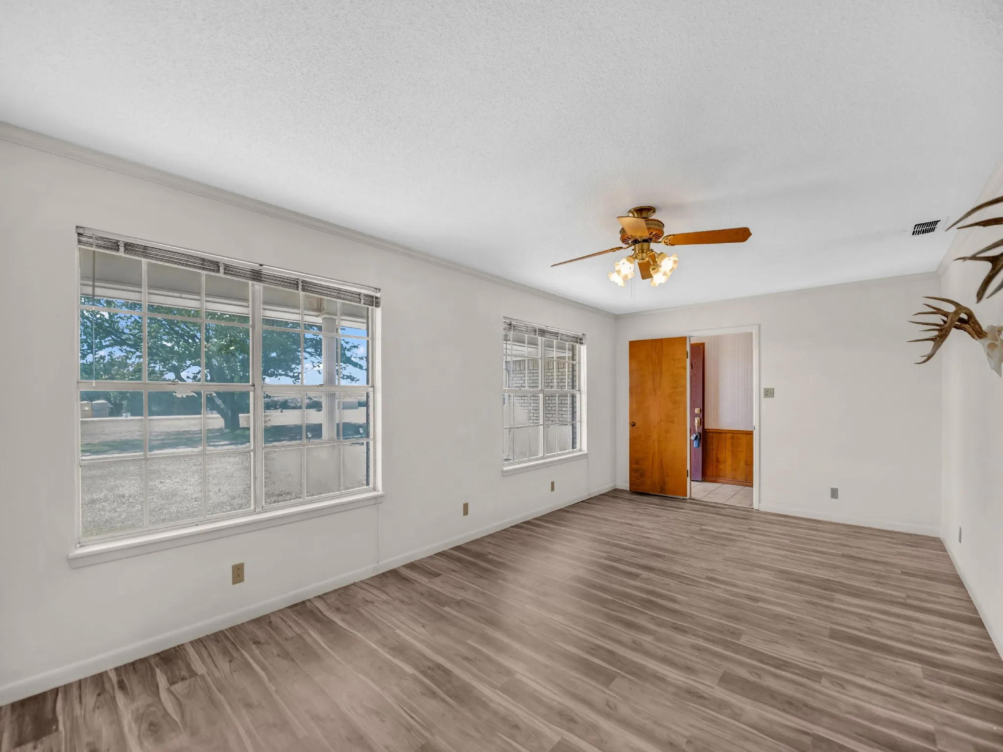 Single Family Residence For Sale in Johnson County , 5108 Woodard Avenue, Cleburne, Texas 76033, 3 Bedroom, 2 Bathroom, 2 Garage spaces, 2,354 Sqft, built in 1971, mls#21359325, Real Estate Agent in Cleburne, Homes For Sale in Johnson county, Homes For Sale in Cleburne, Realtor in Cleburne Texas, Real Estate Brokerage Independent Realty Texas, Luminita Cordes Realtor