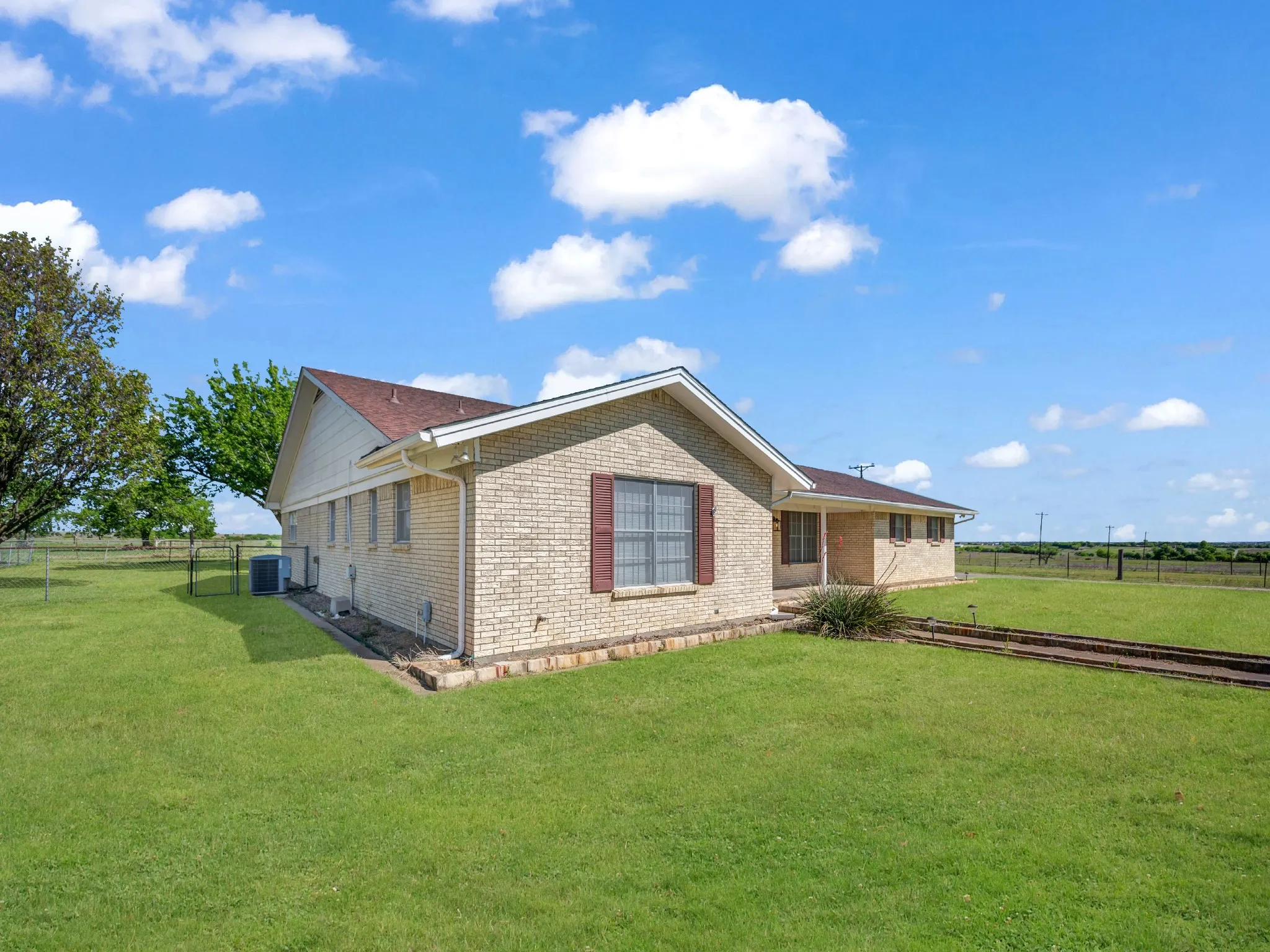 Single Family Residence For Sale in Johnson County , 5108 Woodard Avenue, Cleburne, Texas 76033, 3 Bedroom, 2 Bathroom, 2 Garage spaces, 2,354 Sqft, built in 1971, mls#21359325, Real Estate Agent in Cleburne, Homes For Sale in Johnson county, Homes For Sale in Cleburne, Realtor in Cleburne Texas, Real Estate Brokerage Independent Realty Texas, Luminita Cordes Realtor