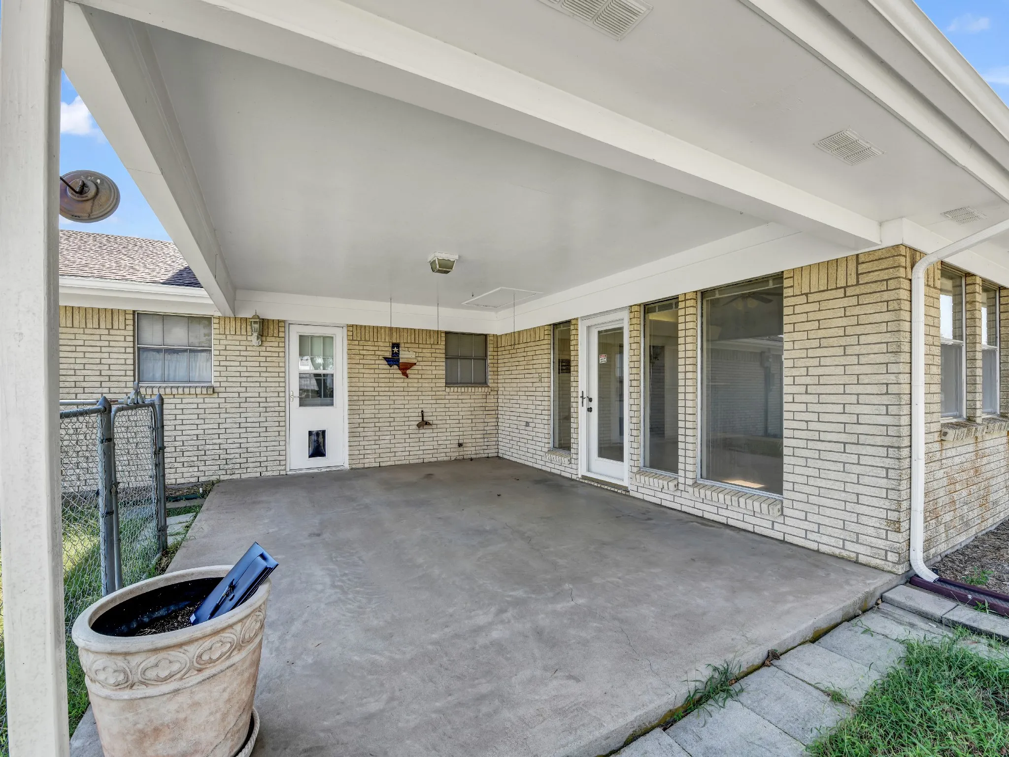 Single Family Residence For Sale in Johnson County , 5108 Woodard Avenue, Cleburne, Texas 76033, 3 Bedroom, 2 Bathroom, 2 Garage spaces, 2,354 Sqft, built in 1971, mls#21359325, Real Estate Agent in Cleburne, Homes For Sale in Johnson county, Homes For Sale in Cleburne, Realtor in Cleburne Texas, Real Estate Brokerage Independent Realty Texas, Luminita Cordes Realtor