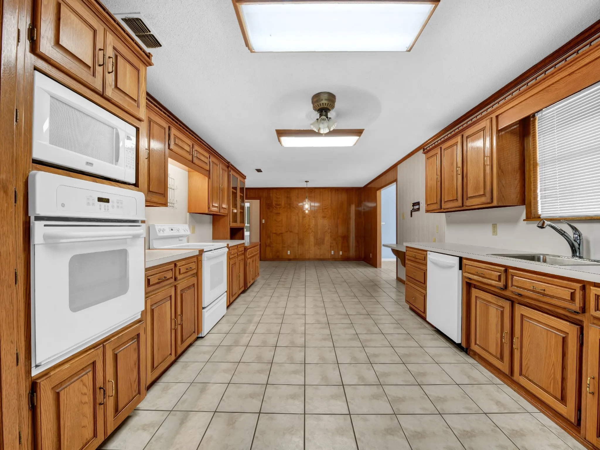 Single Family Residence For Sale in Johnson County , 5108 Woodard Avenue, Cleburne, Texas 76033, 3 Bedroom, 2 Bathroom, 2 Garage spaces, 2,354 Sqft, built in 1971, mls#21359325, Real Estate Agent in Cleburne, Homes For Sale in Johnson county, Homes For Sale in Cleburne, Realtor in Cleburne Texas, Real Estate Brokerage Independent Realty Texas, Luminita Cordes Realtor