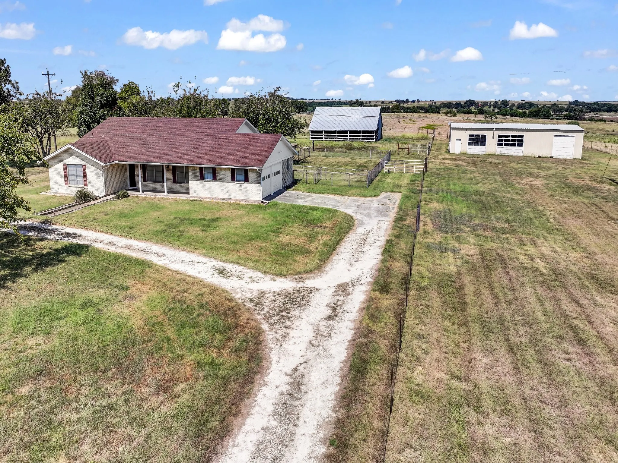Single Family Residence For Sale in Johnson County , 5108 Woodard Avenue, Cleburne, Texas 76033, 3 Bedroom, 2 Bathroom, 2 Garage spaces, 2,354 Sqft, built in 1971, mls#21359325, Real Estate Agent in Cleburne, Homes For Sale in Johnson county, Homes For Sale in Cleburne, Realtor in Cleburne Texas, Real Estate Brokerage Independent Realty Texas, Luminita Cordes Realtor