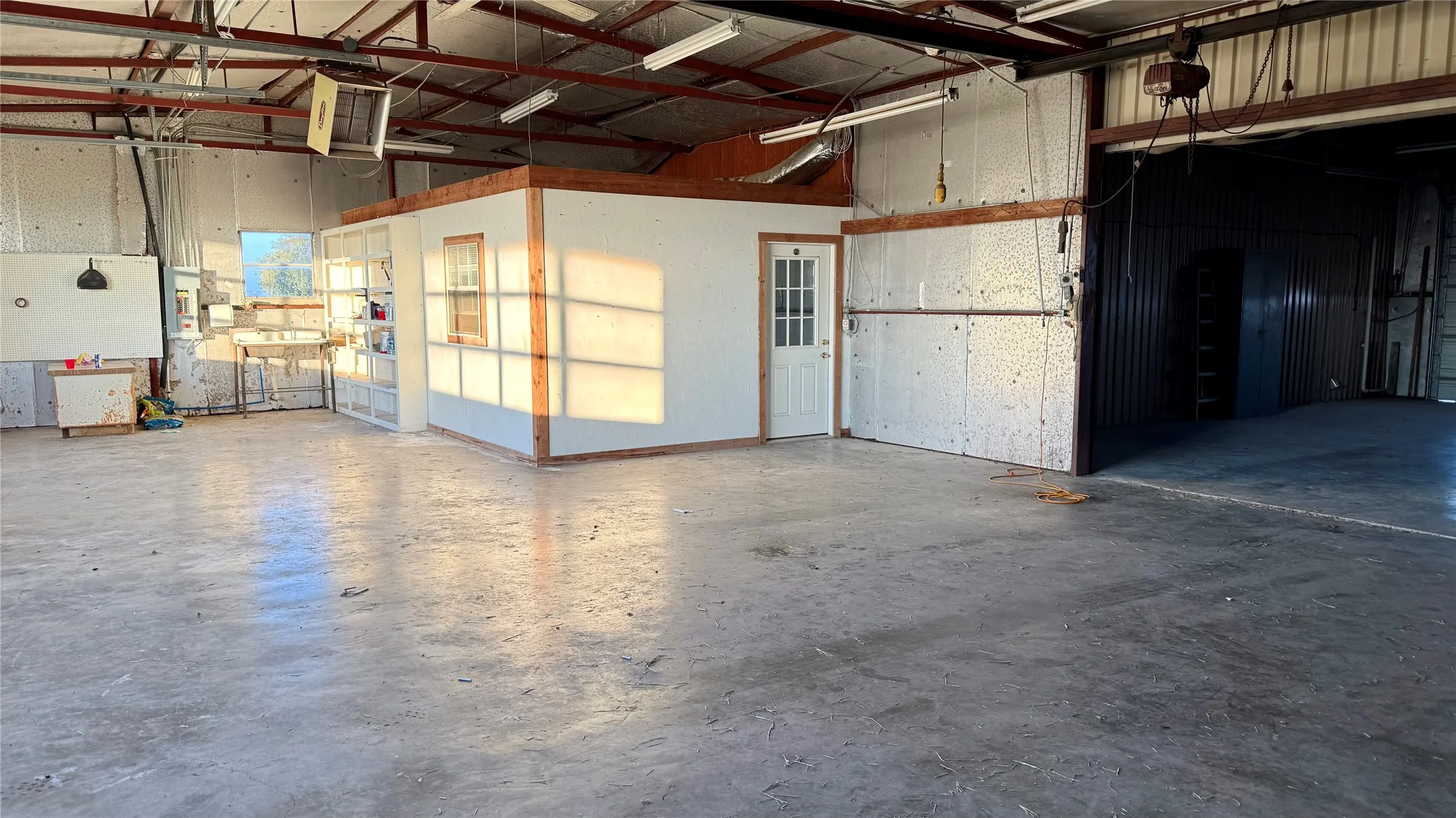 Single Family Residence For Sale in Johnson County , 5108 Woodard Avenue, Cleburne, Texas 76033, 3 Bedroom, 2 Bathroom, 2 Garage spaces, 2,354 Sqft, built in 1971, mls#21359325, Real Estate Agent in Cleburne, Homes For Sale in Johnson county, Homes For Sale in Cleburne, Realtor in Cleburne Texas, Real Estate Brokerage Independent Realty Texas, Luminita Cordes Realtor