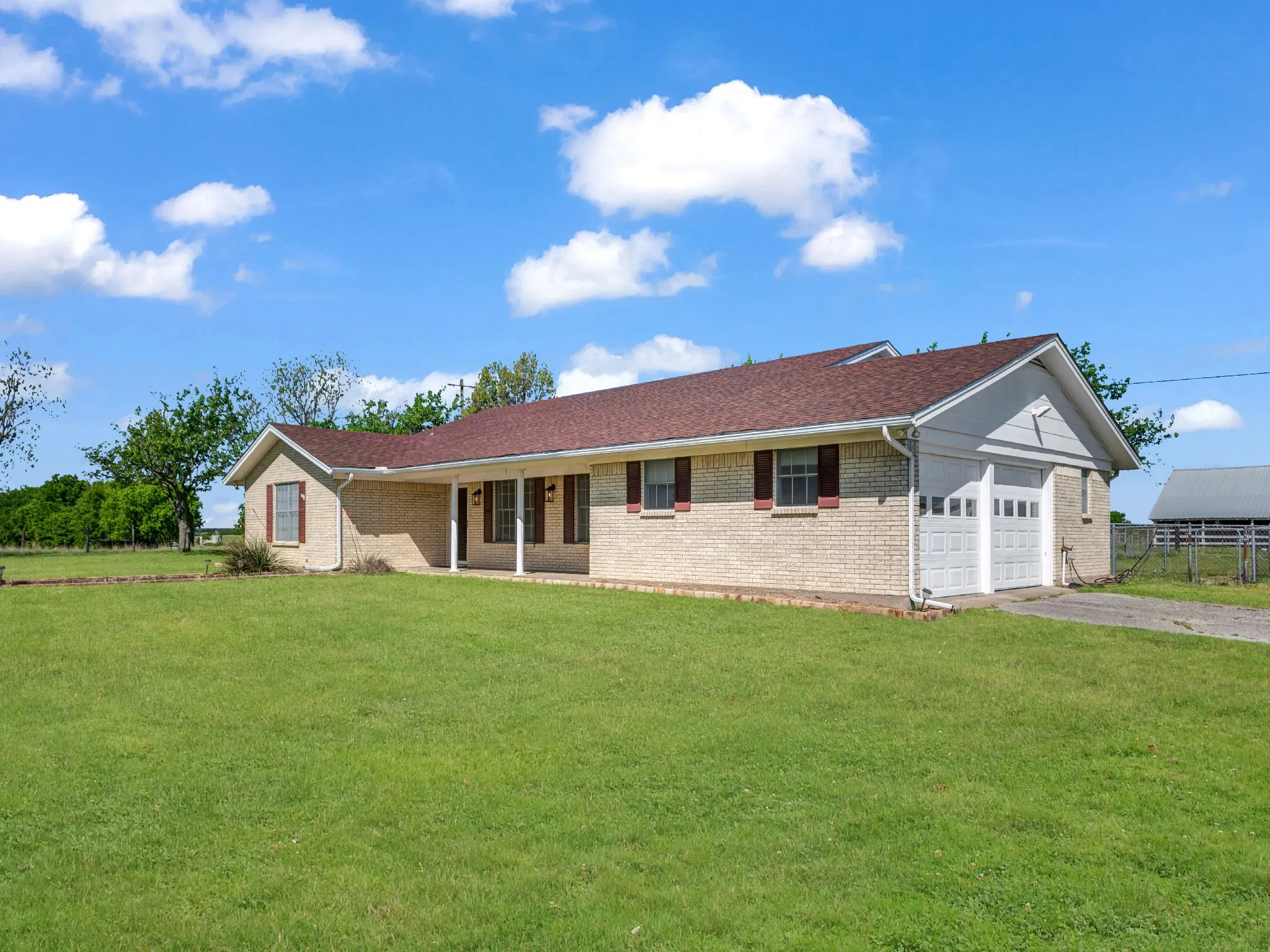 Single Family Residence For Sale in Johnson County , 5108 Woodard Avenue, Cleburne, Texas 76033, 3 Bedroom, 2 Bathroom, 2 Garage spaces, 2,354 Sqft, built in 1971, mls#21359325, Real Estate Agent in Cleburne, Homes For Sale in Johnson county, Homes For Sale in Cleburne, Realtor in Cleburne Texas, Real Estate Brokerage Independent Realty Texas, Luminita Cordes Realtor