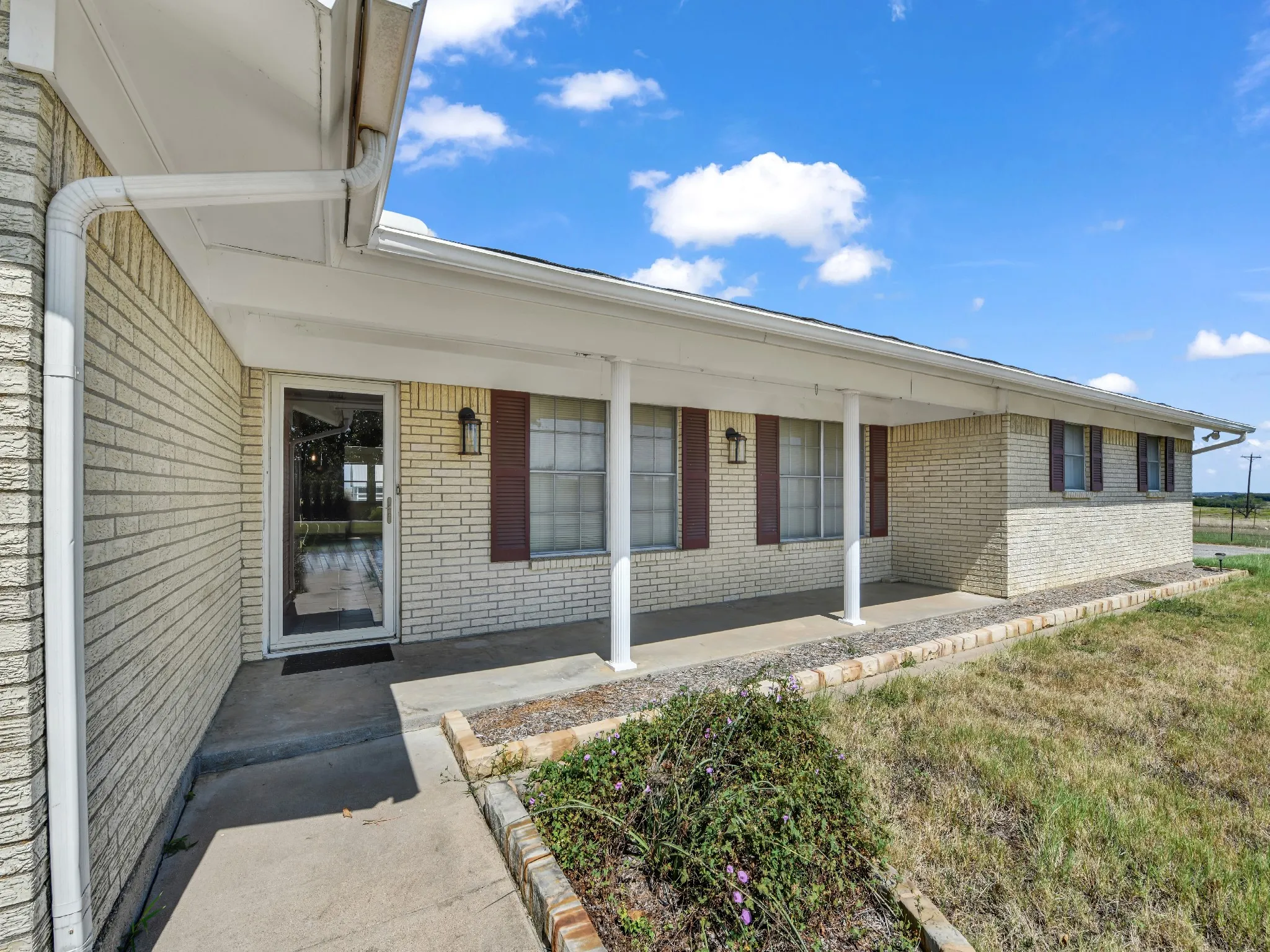Single Family Residence For Sale in Johnson County , 5108 Woodard Avenue, Cleburne, Texas 76033, 3 Bedroom, 2 Bathroom, 2 Garage spaces, 2,354 Sqft, built in 1971, mls#21359325, Real Estate Agent in Cleburne, Homes For Sale in Johnson county, Homes For Sale in Cleburne, Realtor in Cleburne Texas, Real Estate Brokerage Independent Realty Texas, Luminita Cordes Realtor