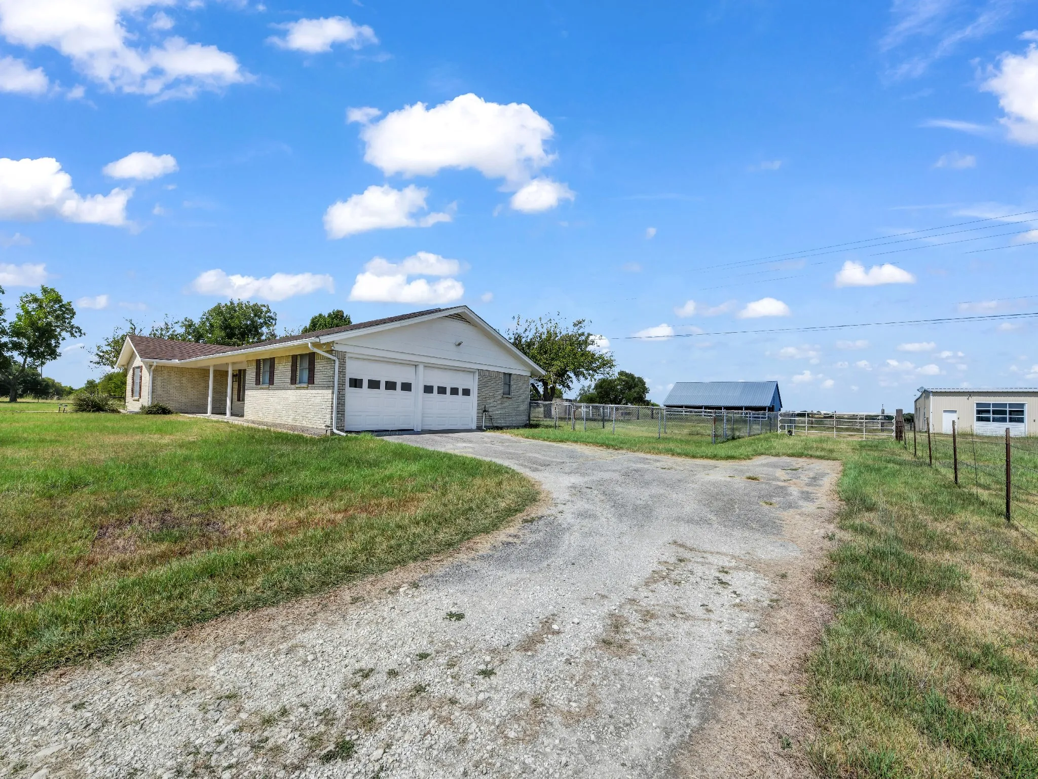 Single Family Residence For Sale in Johnson County , 5108 Woodard Avenue, Cleburne, Texas 76033, 3 Bedroom, 2 Bathroom, 2 Garage spaces, 2,354 Sqft, built in 1971, mls#21359325, Real Estate Agent in Cleburne, Homes For Sale in Johnson county, Homes For Sale in Cleburne, Realtor in Cleburne Texas, Real Estate Brokerage Independent Realty Texas, Luminita Cordes Realtor