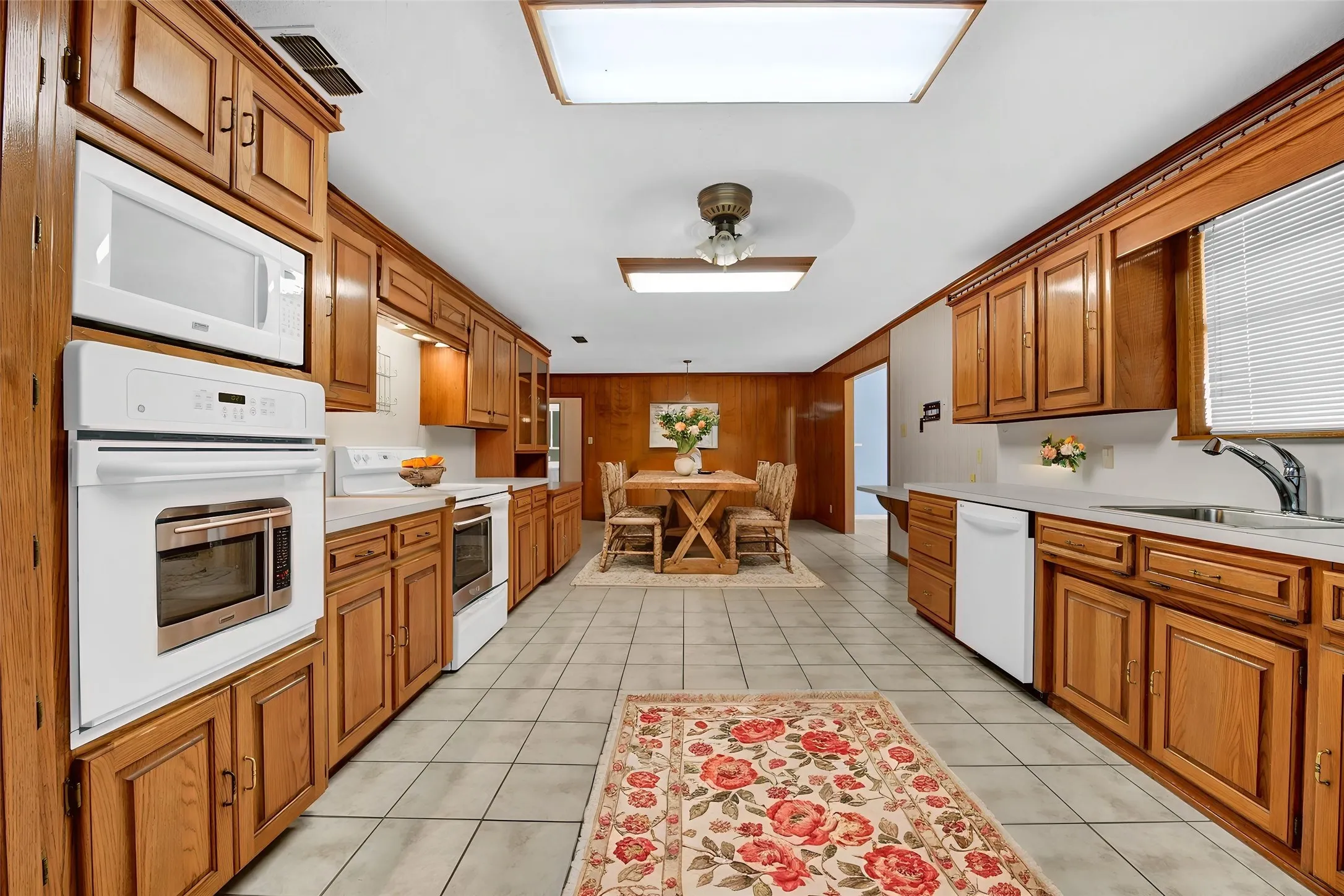 Single Family Residence For Sale in Johnson County , 5108 Woodard Avenue, Cleburne, Texas 76033, 3 Bedroom, 2 Bathroom, 2 Garage spaces, 2,354 Sqft, built in 1971, mls#21359325, Real Estate Agent in Cleburne, Homes For Sale in Johnson county, Homes For Sale in Cleburne, Realtor in Cleburne Texas, Real Estate Brokerage Independent Realty Texas, Luminita Cordes Realtor