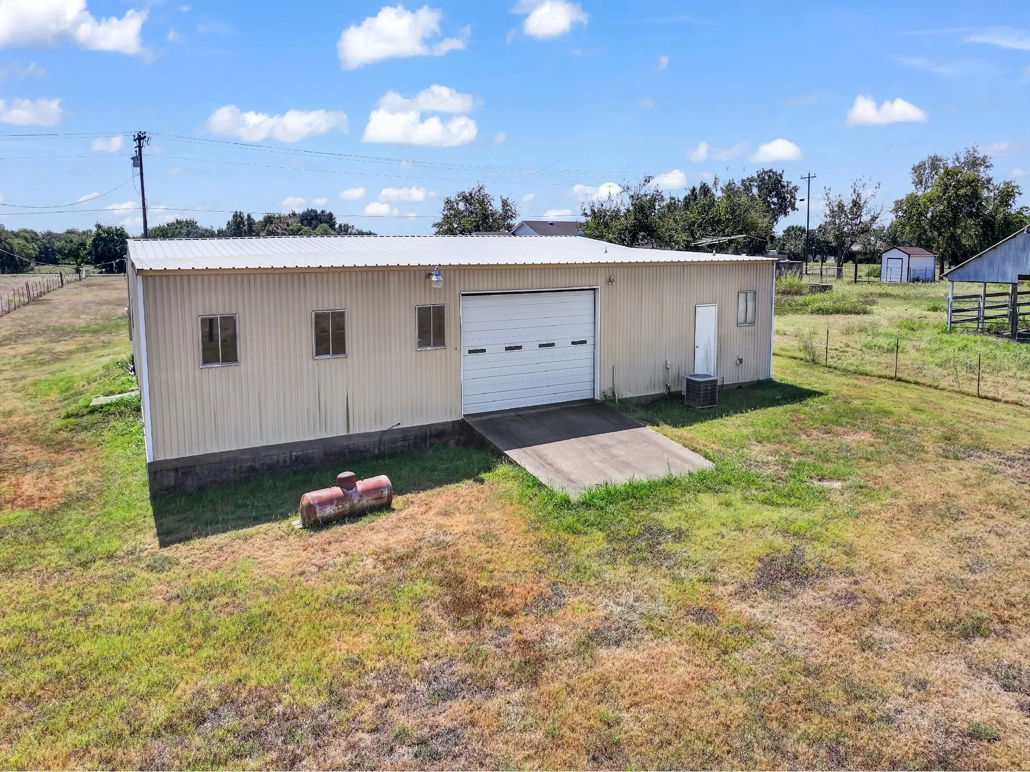 Single Family Residence For Sale in Johnson County , 5108 Woodard Avenue, Cleburne, Texas 76033, 3 Bedroom, 2 Bathroom, 2 Garage spaces, 2,354 Sqft, built in 1971, mls#21359325, Real Estate Agent in Cleburne, Homes For Sale in Johnson county, Homes For Sale in Cleburne, Realtor in Cleburne Texas, Real Estate Brokerage Independent Realty Texas, Luminita Cordes Realtor