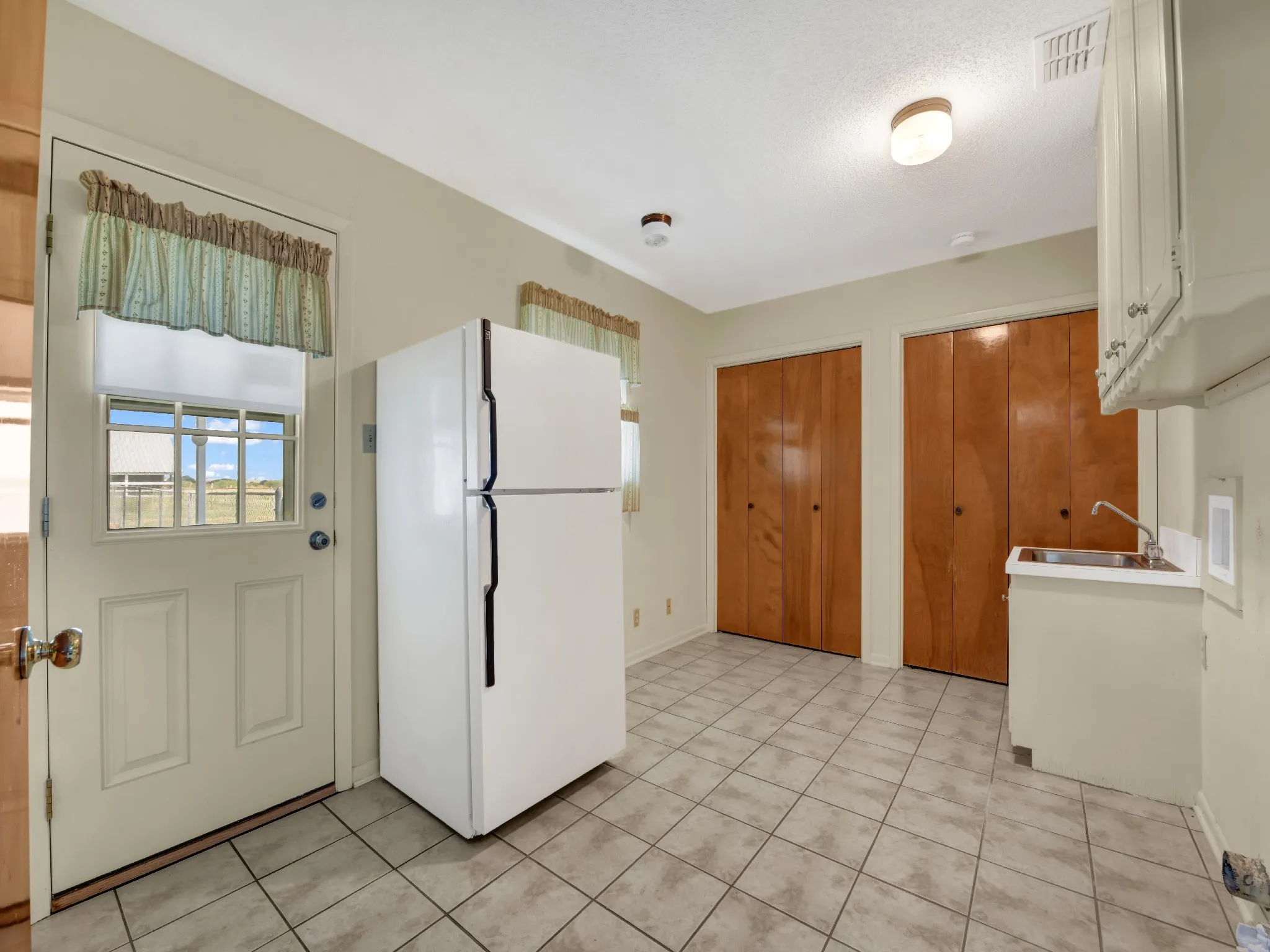 Single Family Residence For Sale in Johnson County , 5108 Woodard Avenue, Cleburne, Texas 76033, 3 Bedroom, 2 Bathroom, 2 Garage spaces, 2,354 Sqft, built in 1971, mls#21359325, Real Estate Agent in Cleburne, Homes For Sale in Johnson county, Homes For Sale in Cleburne, Realtor in Cleburne Texas, Real Estate Brokerage Independent Realty Texas, Luminita Cordes Realtor