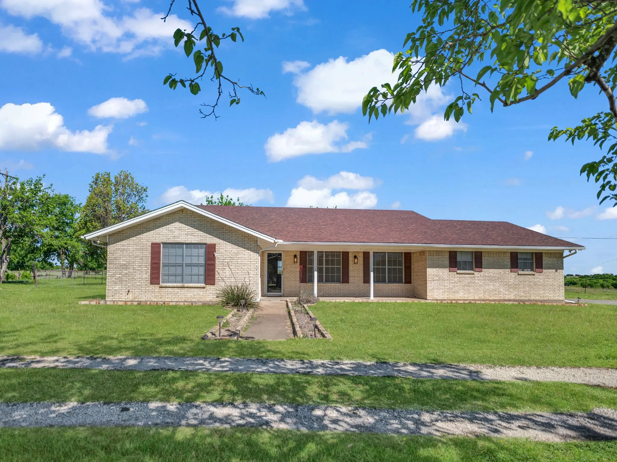 Single Family Residence For Sale in Johnson County , 5108 Woodard Avenue, Cleburne, Texas 76033, 3 Bedroom, 2 Bathroom, 2 Garage spaces, 2,354 Sqft, built in 1971, mls#21359325, Real Estate Agent in Cleburne, Homes For Sale in Johnson county, Homes For Sale in Cleburne, Realtor in Cleburne Texas, Real Estate Brokerage Independent Realty Texas, Luminita Cordes Realtor