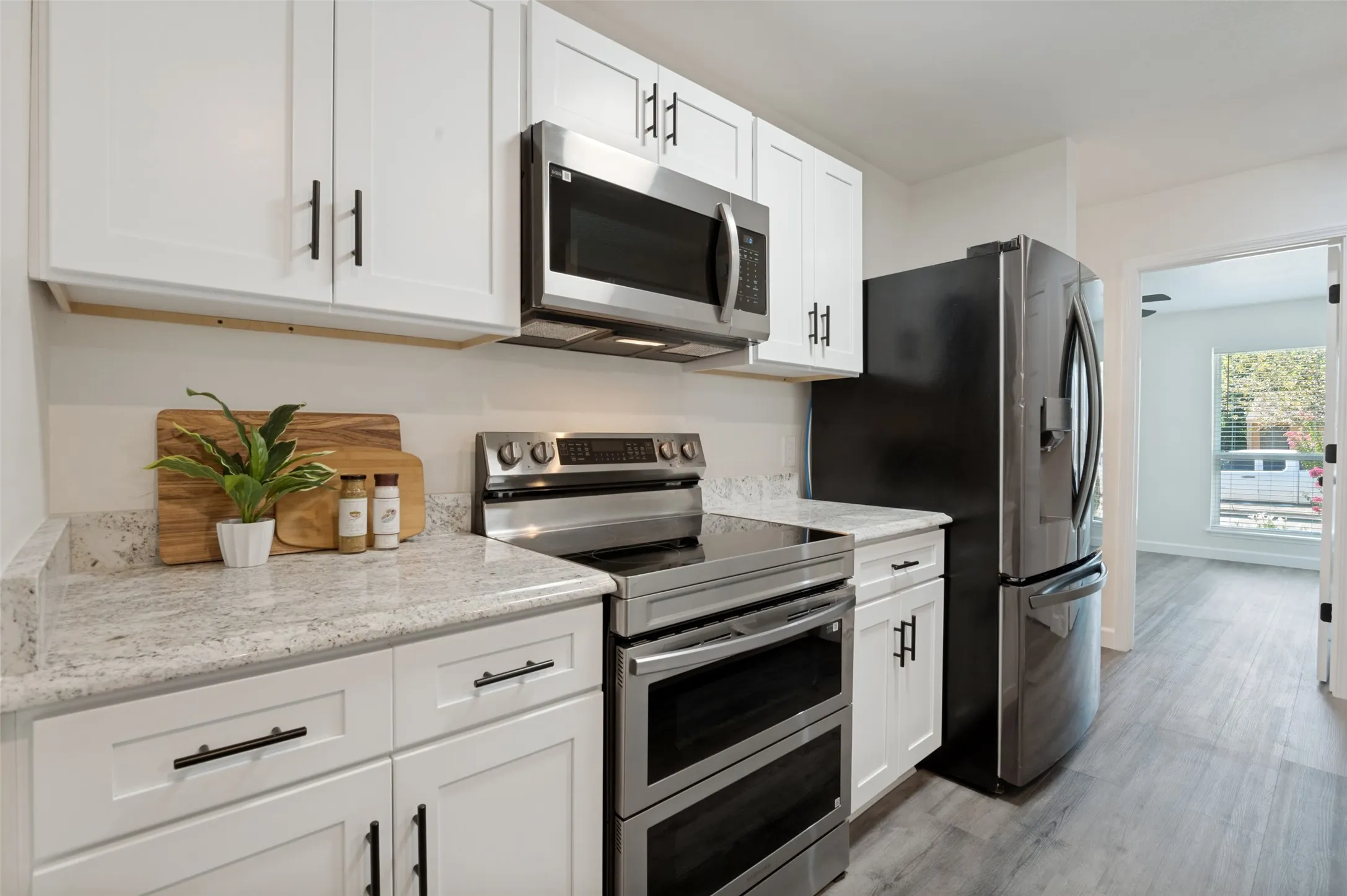 Soft close cabinetry and plenty of room to create your dining delights!