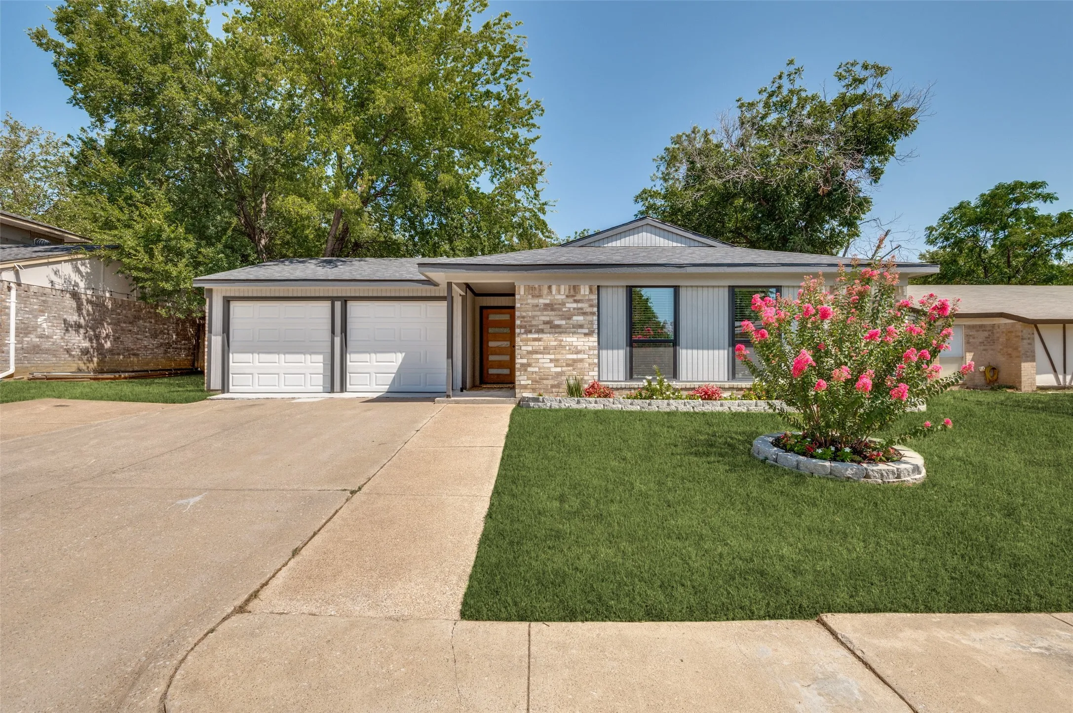 Single Family Residence For Sale in Dallas County , 1230 Cielo Vista Drive, Grand Prairie, Texas 75052, 3 Bedroom, 2 Bathroom, 2 Garage spaces, 1,253 Sqft, built in 1978, mls#21358645, Real Estate Agent in Grand Prairie, Homes For Sale in Dallas county, Homes For Sale in Grand Prairie, Realtor in Grand Prairie Texas, Real Estate Brokerage Independent Realty Texas, Luminita Cordes Realtor