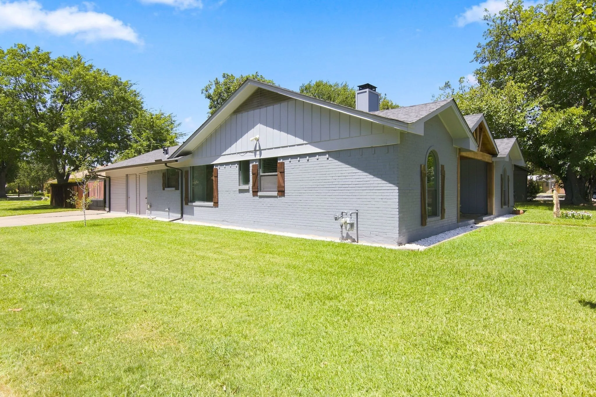 Single Family Residence For Sale in Tarrant County , 6909 Sandalwood Lane, Fort Worth, Texas 76116, 3 Bedroom, 2 Bathroom, Garage spaces, 1,832 Sqft, built in 1967, mls#21357319, Real Estate Agent in Fort Worth, Homes For Sale in Tarrant county, Homes For Sale in Fort Worth, Realtor in Fort Worth Texas, Real Estate Brokerage Independent Realty Texas, Luminita Cordes Realtor