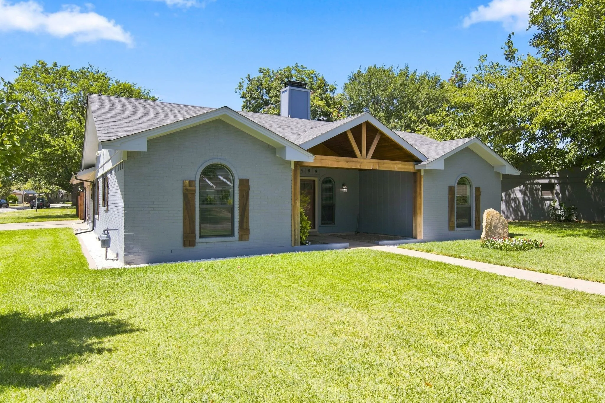 Single Family Residence For Sale in Tarrant County , 6909 Sandalwood Lane, Fort Worth, Texas 76116, 3 Bedroom, 2 Bathroom, Garage spaces, 1,832 Sqft, built in 1967, mls#21357319, Real Estate Agent in Fort Worth, Homes For Sale in Tarrant county, Homes For Sale in Fort Worth, Realtor in Fort Worth Texas, Real Estate Brokerage Independent Realty Texas, Luminita Cordes Realtor