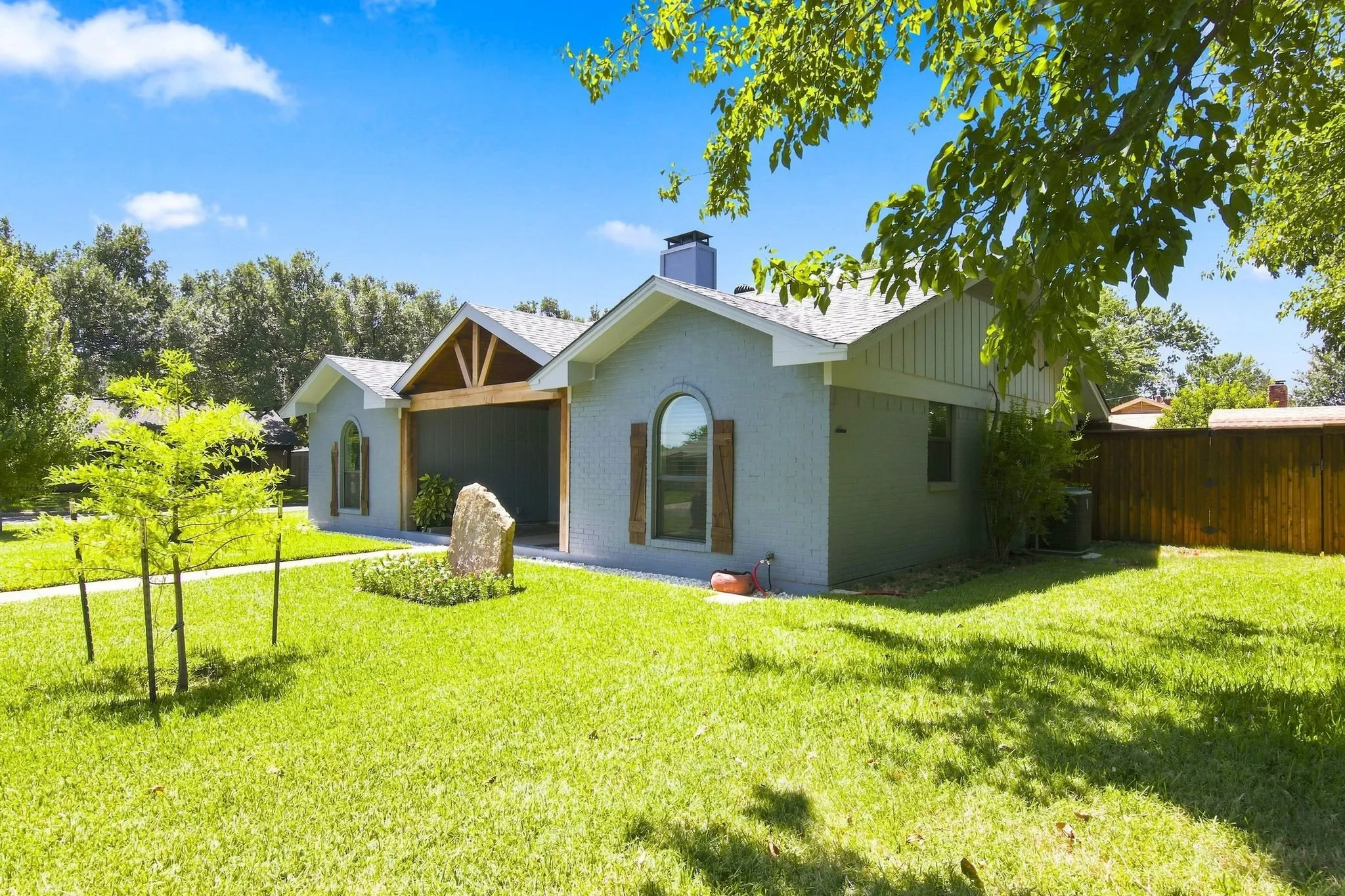 Single Family Residence For Sale in Tarrant County , 6909 Sandalwood Lane, Fort Worth, Texas 76116, 3 Bedroom, 2 Bathroom, Garage spaces, 1,832 Sqft, built in 1967, mls#21357319, Real Estate Agent in Fort Worth, Homes For Sale in Tarrant county, Homes For Sale in Fort Worth, Realtor in Fort Worth Texas, Real Estate Brokerage Independent Realty Texas, Luminita Cordes Realtor