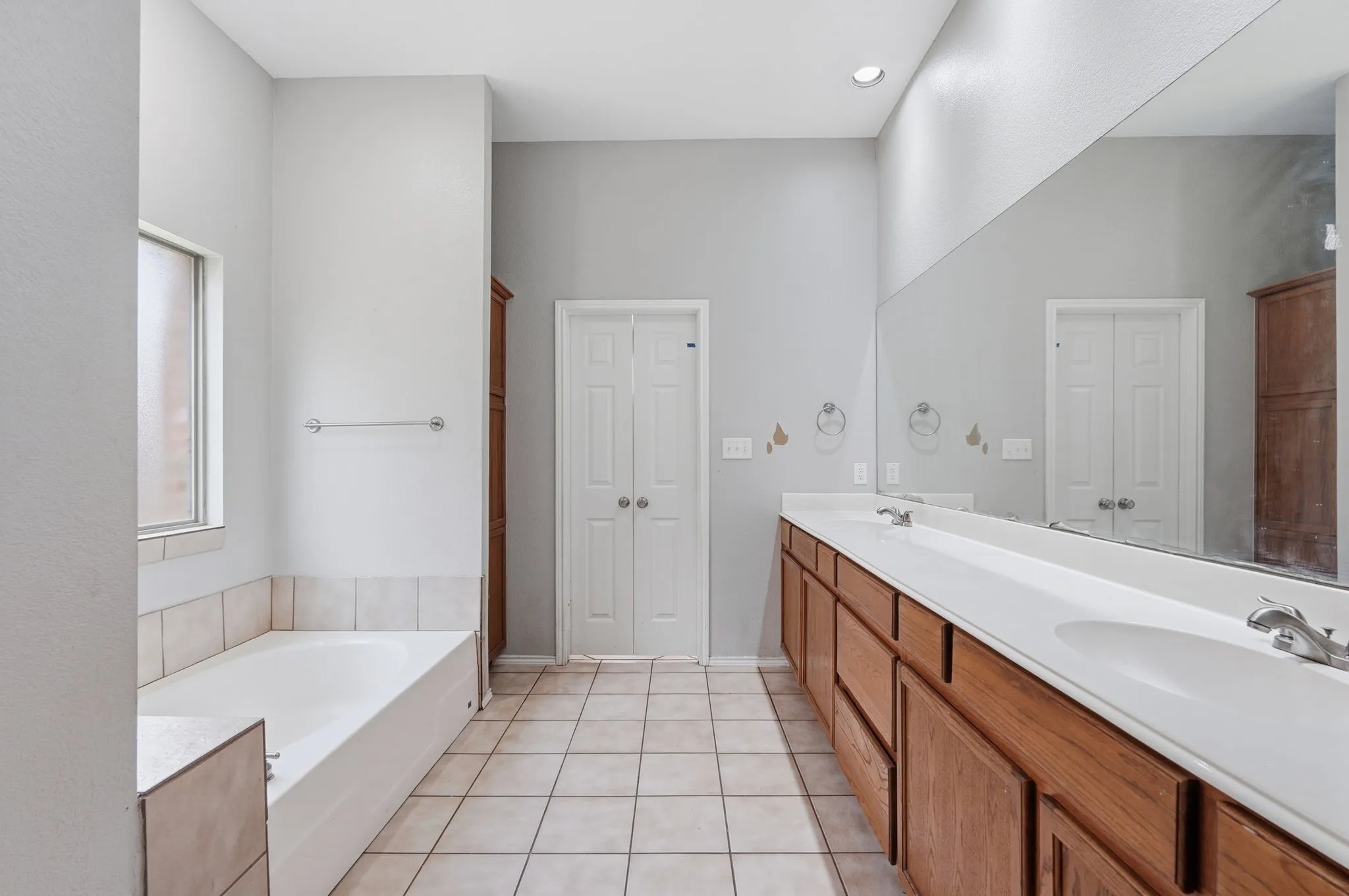 Single Family Residence For Sale in Tarrant County , 4203 Lucy Lane, Arlington, Texas 76016, 4 Bedroom, 3 Bathroom, 2 Garage spaces, 2,886 Sqft, built in 2006, mls#21358100, Real Estate Agent in Arlington, Homes For Sale in Tarrant county, Homes For Sale in Arlington, Realtor in Arlington Texas, Real Estate Brokerage Independent Realty Texas, Luminita Cordes Realtor