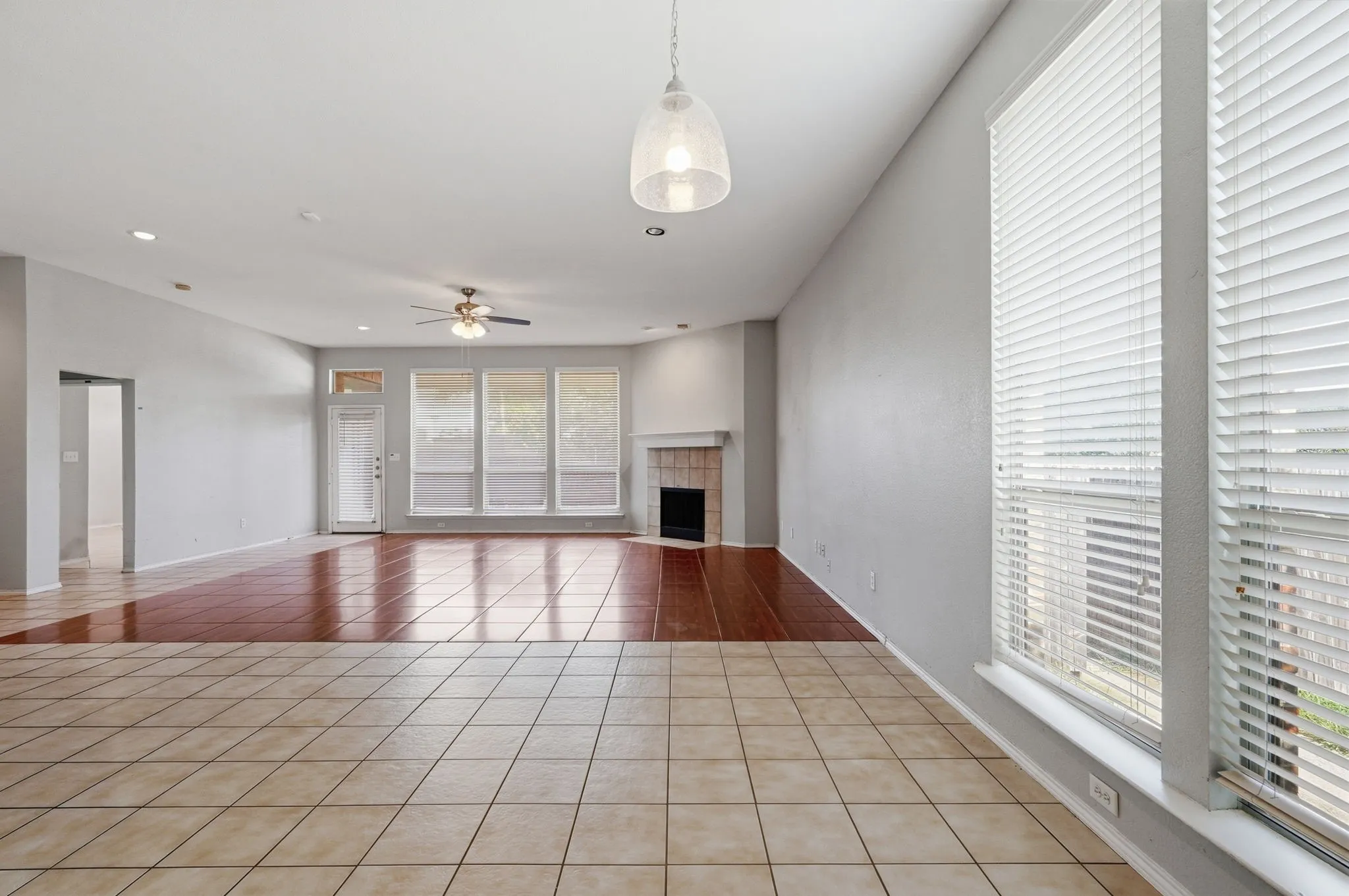 Single Family Residence For Sale in Tarrant County , 4203 Lucy Lane, Arlington, Texas 76016, 4 Bedroom, 3 Bathroom, 2 Garage spaces, 2,886 Sqft, built in 2006, mls#21358100, Real Estate Agent in Arlington, Homes For Sale in Tarrant county, Homes For Sale in Arlington, Realtor in Arlington Texas, Real Estate Brokerage Independent Realty Texas, Luminita Cordes Realtor