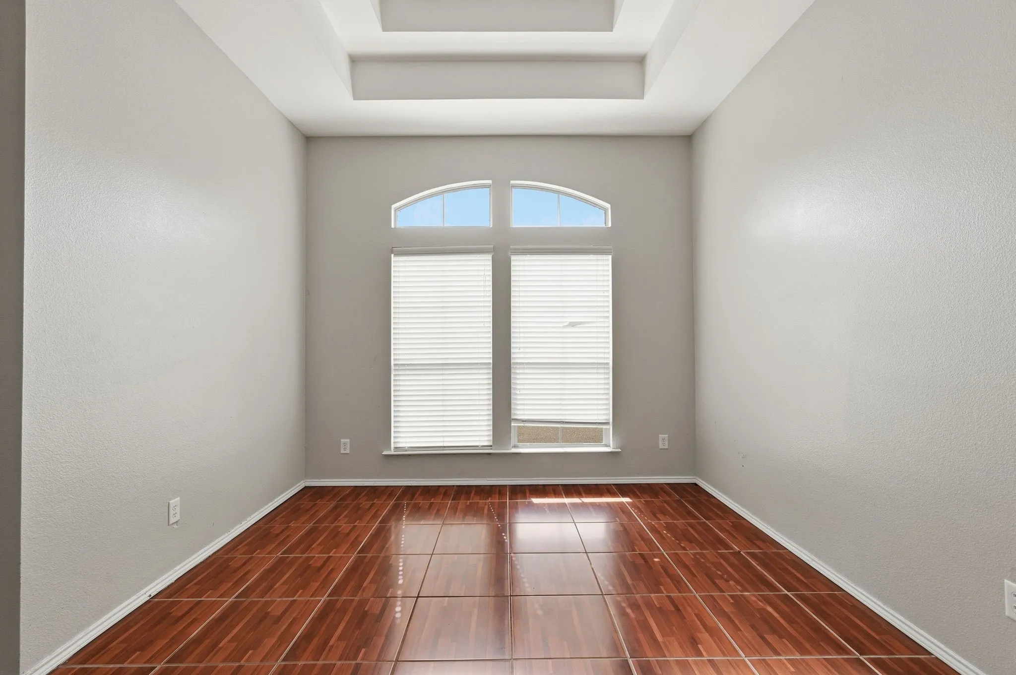 Single Family Residence For Sale in Tarrant County , 4203 Lucy Lane, Arlington, Texas 76016, 4 Bedroom, 3 Bathroom, 2 Garage spaces, 2,886 Sqft, built in 2006, mls#21358100, Real Estate Agent in Arlington, Homes For Sale in Tarrant county, Homes For Sale in Arlington, Realtor in Arlington Texas, Real Estate Brokerage Independent Realty Texas, Luminita Cordes Realtor