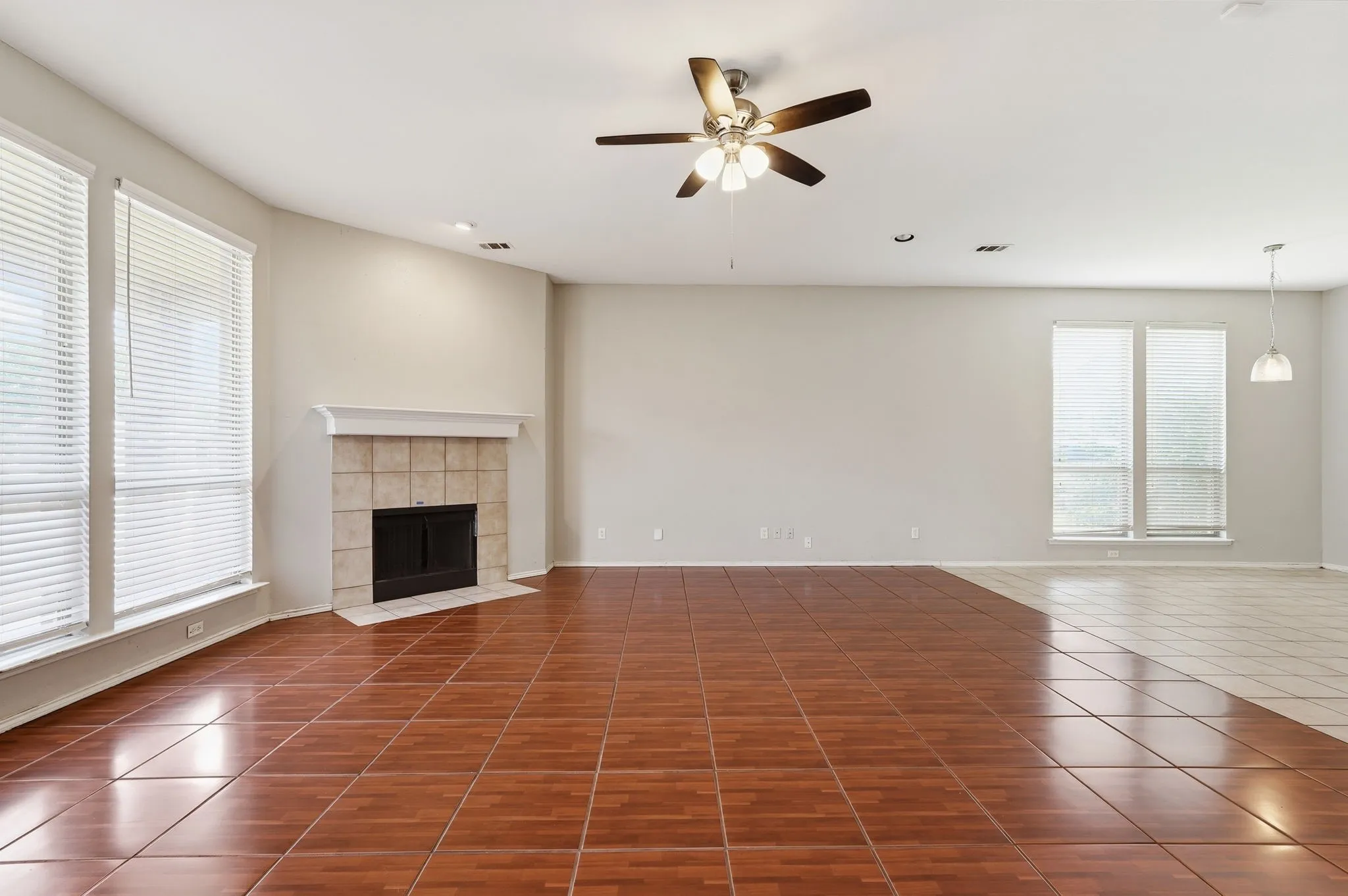 Single Family Residence For Sale in Tarrant County , 4203 Lucy Lane, Arlington, Texas 76016, 4 Bedroom, 3 Bathroom, 2 Garage spaces, 2,886 Sqft, built in 2006, mls#21358100, Real Estate Agent in Arlington, Homes For Sale in Tarrant county, Homes For Sale in Arlington, Realtor in Arlington Texas, Real Estate Brokerage Independent Realty Texas, Luminita Cordes Realtor