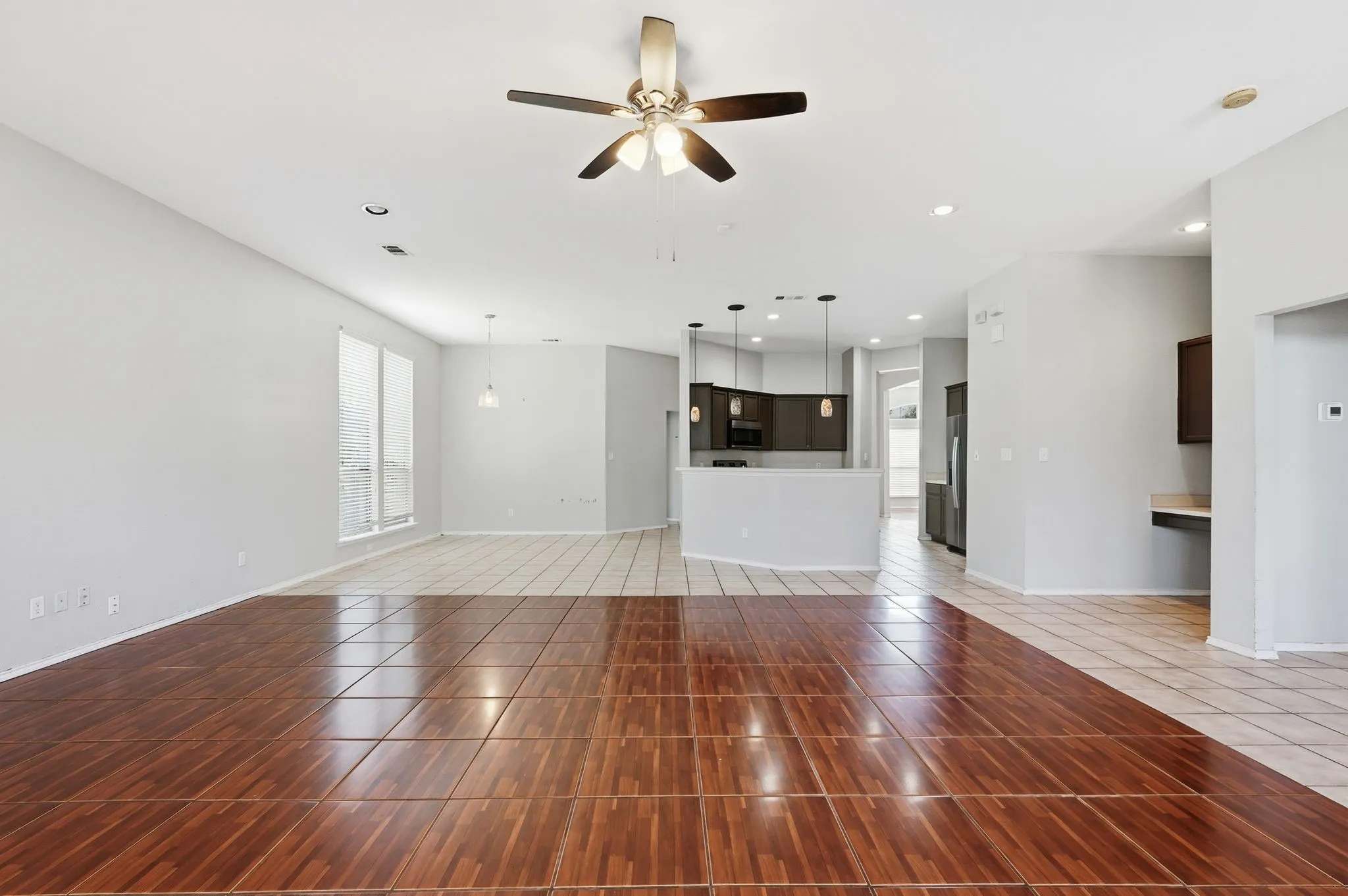 Single Family Residence For Sale in Tarrant County , 4203 Lucy Lane, Arlington, Texas 76016, 4 Bedroom, 3 Bathroom, 2 Garage spaces, 2,886 Sqft, built in 2006, mls#21358100, Real Estate Agent in Arlington, Homes For Sale in Tarrant county, Homes For Sale in Arlington, Realtor in Arlington Texas, Real Estate Brokerage Independent Realty Texas, Luminita Cordes Realtor
