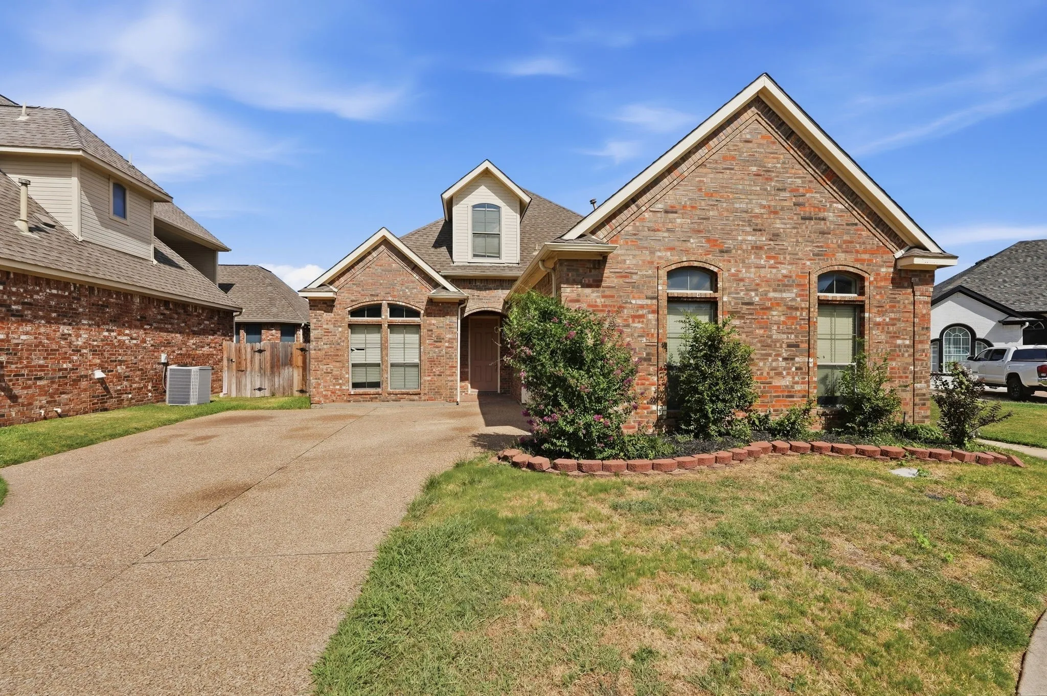 Single Family Residence For Sale in Tarrant County , 4203 Lucy Lane, Arlington, Texas 76016, 4 Bedroom, 3 Bathroom, 2 Garage spaces, 2,886 Sqft, built in 2006, mls#21358100, Real Estate Agent in Arlington, Homes For Sale in Tarrant county, Homes For Sale in Arlington, Realtor in Arlington Texas, Real Estate Brokerage Independent Realty Texas, Luminita Cordes Realtor