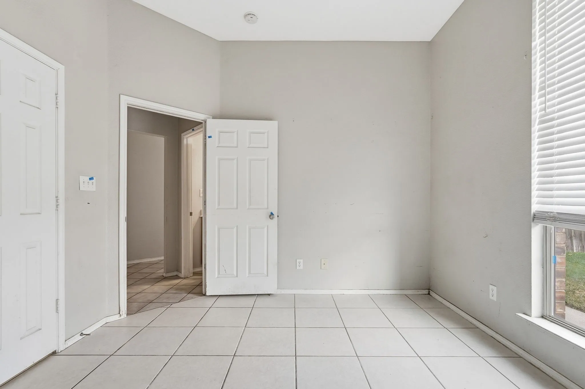 Single Family Residence For Sale in Tarrant County , 4203 Lucy Lane, Arlington, Texas 76016, 4 Bedroom, 3 Bathroom, 2 Garage spaces, 2,886 Sqft, built in 2006, mls#21358100, Real Estate Agent in Arlington, Homes For Sale in Tarrant county, Homes For Sale in Arlington, Realtor in Arlington Texas, Real Estate Brokerage Independent Realty Texas, Luminita Cordes Realtor