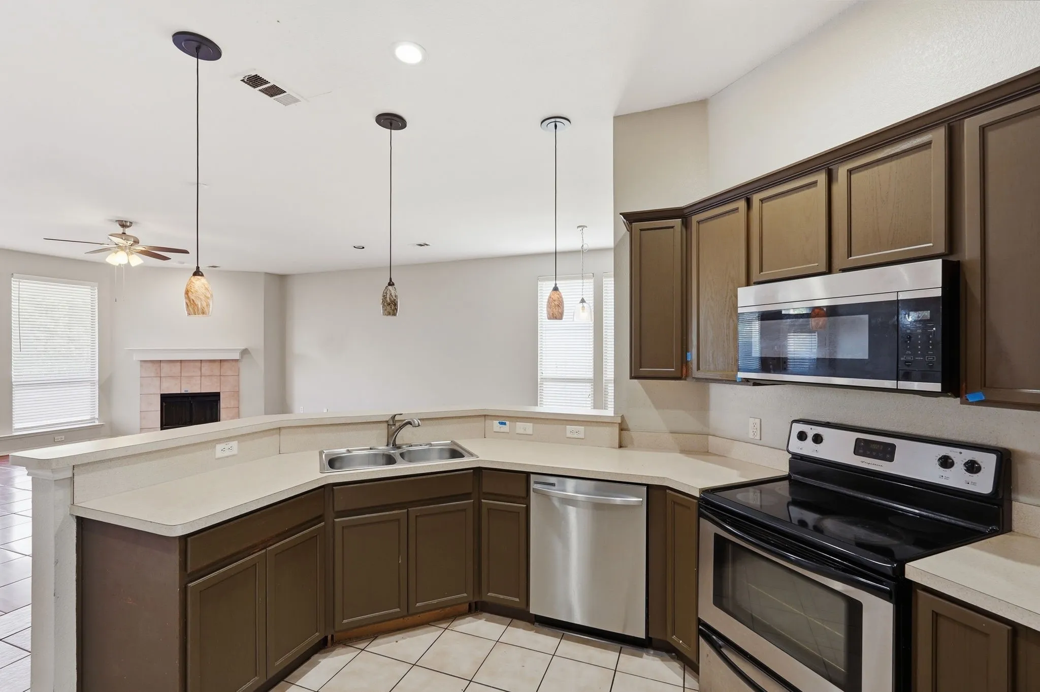 Single Family Residence For Sale in Tarrant County , 4203 Lucy Lane, Arlington, Texas 76016, 4 Bedroom, 3 Bathroom, 2 Garage spaces, 2,886 Sqft, built in 2006, mls#21358100, Real Estate Agent in Arlington, Homes For Sale in Tarrant county, Homes For Sale in Arlington, Realtor in Arlington Texas, Real Estate Brokerage Independent Realty Texas, Luminita Cordes Realtor