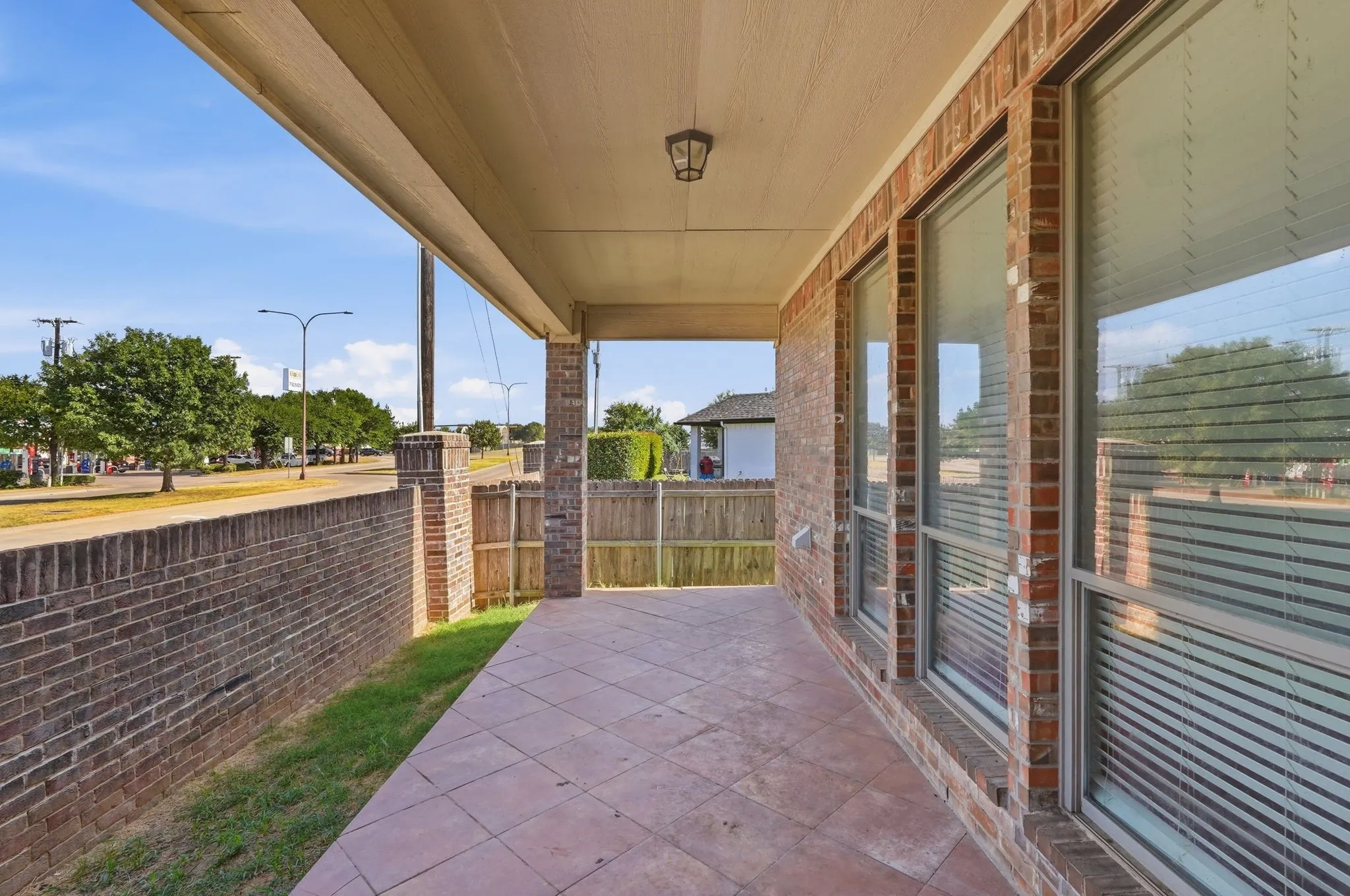 Single Family Residence For Sale in Tarrant County , 4203 Lucy Lane, Arlington, Texas 76016, 4 Bedroom, 3 Bathroom, 2 Garage spaces, 2,886 Sqft, built in 2006, mls#21358100, Real Estate Agent in Arlington, Homes For Sale in Tarrant county, Homes For Sale in Arlington, Realtor in Arlington Texas, Real Estate Brokerage Independent Realty Texas, Luminita Cordes Realtor