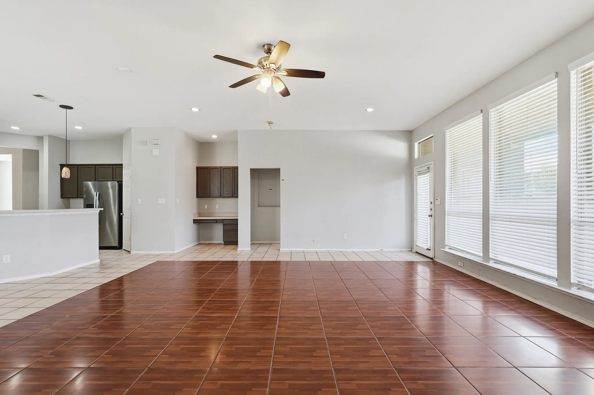 Single Family Residence For Sale in Tarrant County , 4203 Lucy Lane, Arlington, Texas 76016, 4 Bedroom, 3 Bathroom, 2 Garage spaces, 2,886 Sqft, built in 2006, mls#21358100, Real Estate Agent in Arlington, Homes For Sale in Tarrant county, Homes For Sale in Arlington, Realtor in Arlington Texas, Real Estate Brokerage Independent Realty Texas, Luminita Cordes Realtor