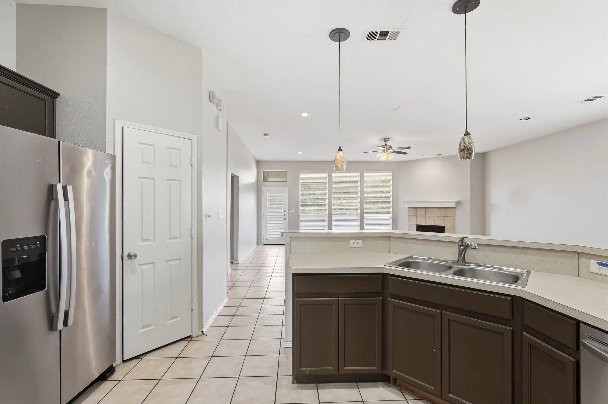 Single Family Residence For Sale in Tarrant County , 4203 Lucy Lane, Arlington, Texas 76016, 4 Bedroom, 3 Bathroom, 2 Garage spaces, 2,886 Sqft, built in 2006, mls#21358100, Real Estate Agent in Arlington, Homes For Sale in Tarrant county, Homes For Sale in Arlington, Realtor in Arlington Texas, Real Estate Brokerage Independent Realty Texas, Luminita Cordes Realtor