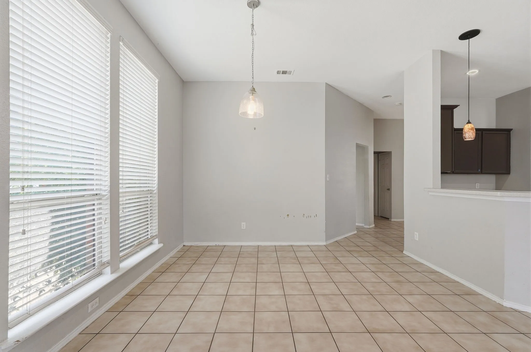 Single Family Residence For Sale in Tarrant County , 4203 Lucy Lane, Arlington, Texas 76016, 4 Bedroom, 3 Bathroom, 2 Garage spaces, 2,886 Sqft, built in 2006, mls#21358100, Real Estate Agent in Arlington, Homes For Sale in Tarrant county, Homes For Sale in Arlington, Realtor in Arlington Texas, Real Estate Brokerage Independent Realty Texas, Luminita Cordes Realtor