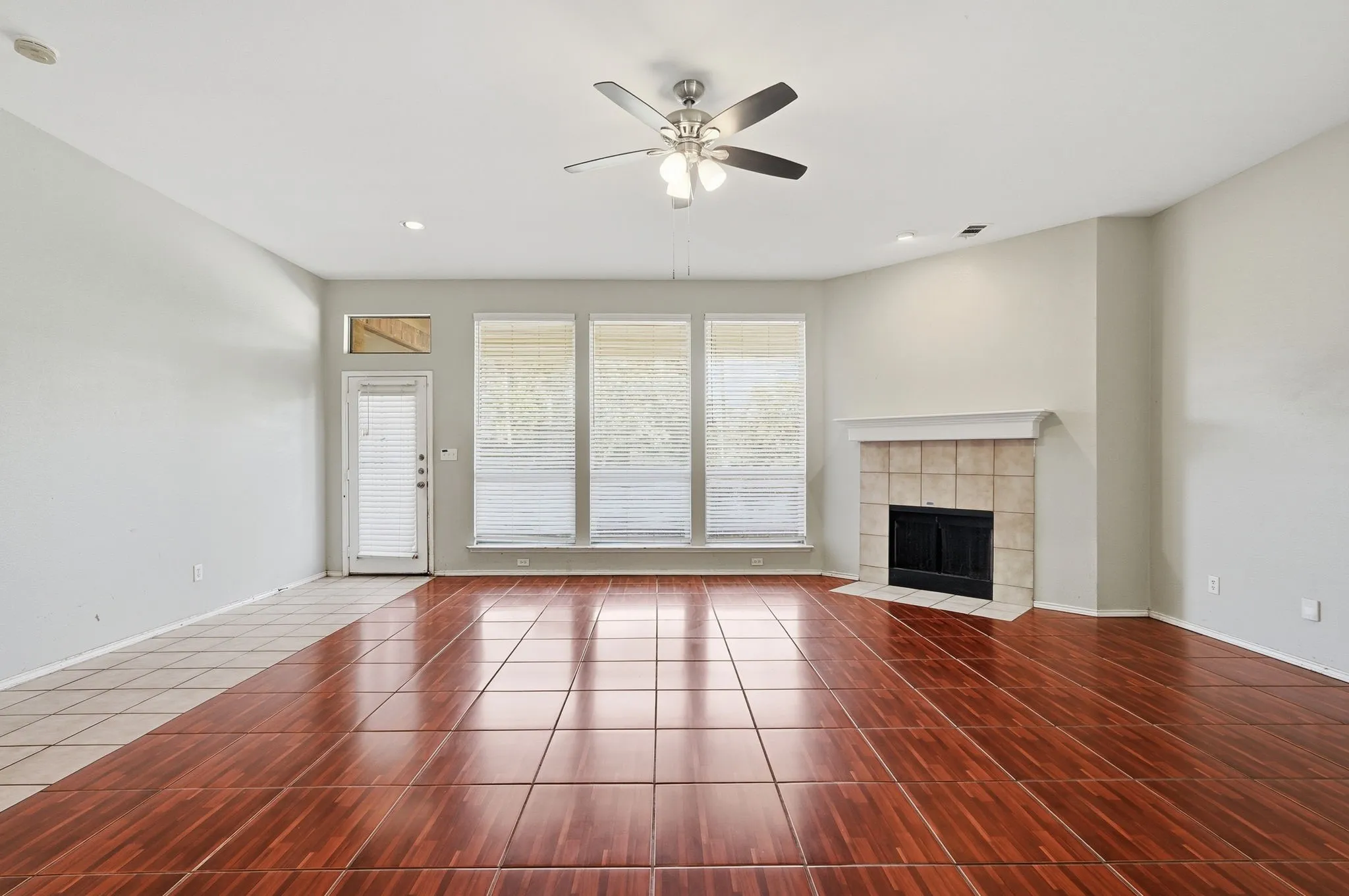 Single Family Residence For Sale in Tarrant County , 4203 Lucy Lane, Arlington, Texas 76016, 4 Bedroom, 3 Bathroom, 2 Garage spaces, 2,886 Sqft, built in 2006, mls#21358100, Real Estate Agent in Arlington, Homes For Sale in Tarrant county, Homes For Sale in Arlington, Realtor in Arlington Texas, Real Estate Brokerage Independent Realty Texas, Luminita Cordes Realtor