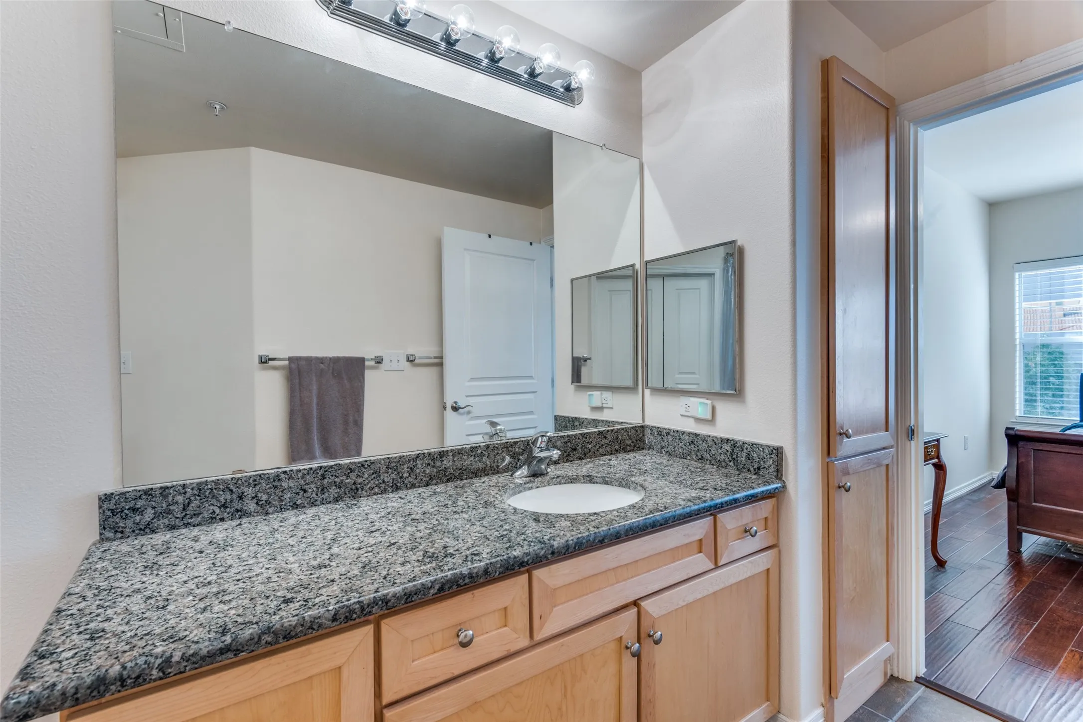 Condominium For Rent in Dallas County , 330 Las Colinas Boulevard E 460, Irving, Texas 75039, 1 Bedroom, 1 Bathroom, 1 Garage spaces, 733 Sqft, built in 2001, mls#21357942, Real Estate Agent in Irving, Homes For Rent in Dallas county, Homes For Rent in Irving, Realtor in Irving Texas, Real Estate Brokerage Independent Realty Texas, Luminita Cordes Realtor