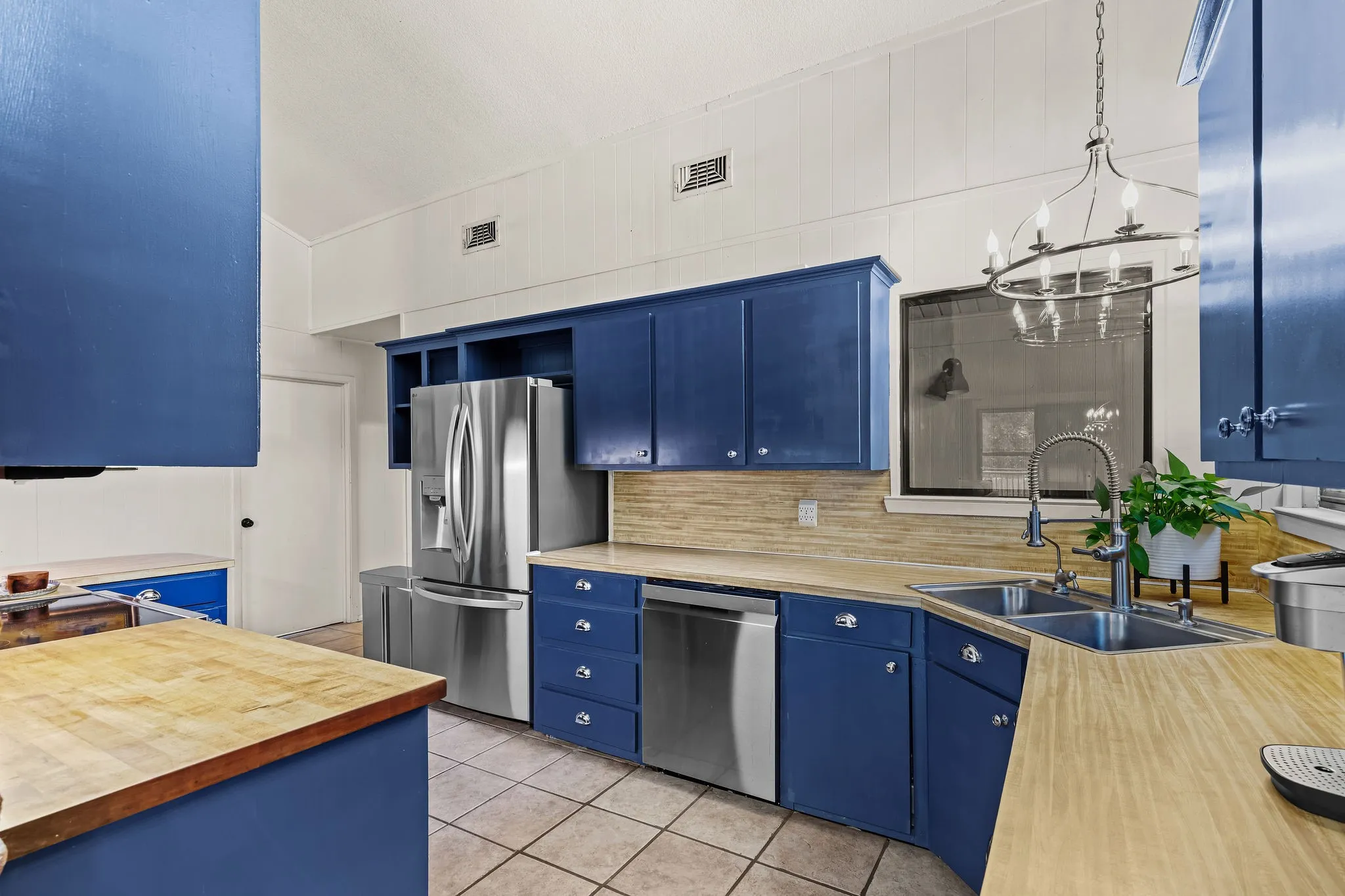 Single Family Residence For Sale in Wise County , 2403 County Road 2224, Decatur, Texas 76234, 3 Bedroom, 3 Bathroom, Garage spaces, 2,122 Sqft, built in 1970, mls#21358677, Real Estate Agent in Decatur, Homes For Sale in Wise county, Homes For Sale in Decatur, Realtor in Decatur Texas, Real Estate Brokerage Independent Realty Texas, Luminita Cordes Realtor