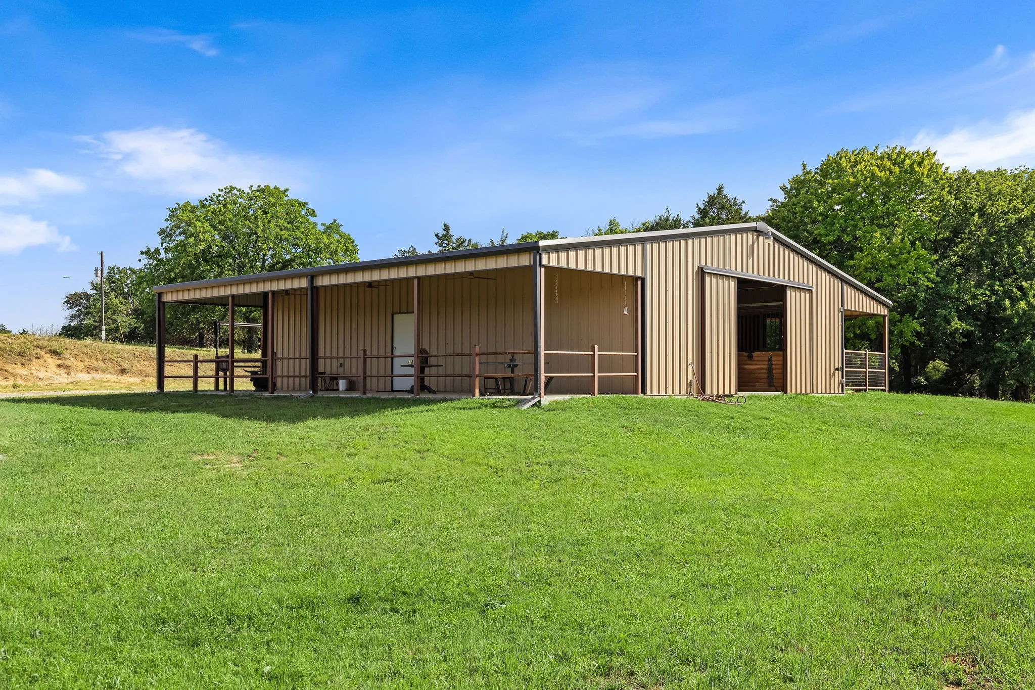 Single Family Residence For Sale in Wise County , 2403 County Road 2224, Decatur, Texas 76234, 3 Bedroom, 3 Bathroom, Garage spaces, 2,122 Sqft, built in 1970, mls#21358677, Real Estate Agent in Decatur, Homes For Sale in Wise county, Homes For Sale in Decatur, Realtor in Decatur Texas, Real Estate Brokerage Independent Realty Texas, Luminita Cordes Realtor