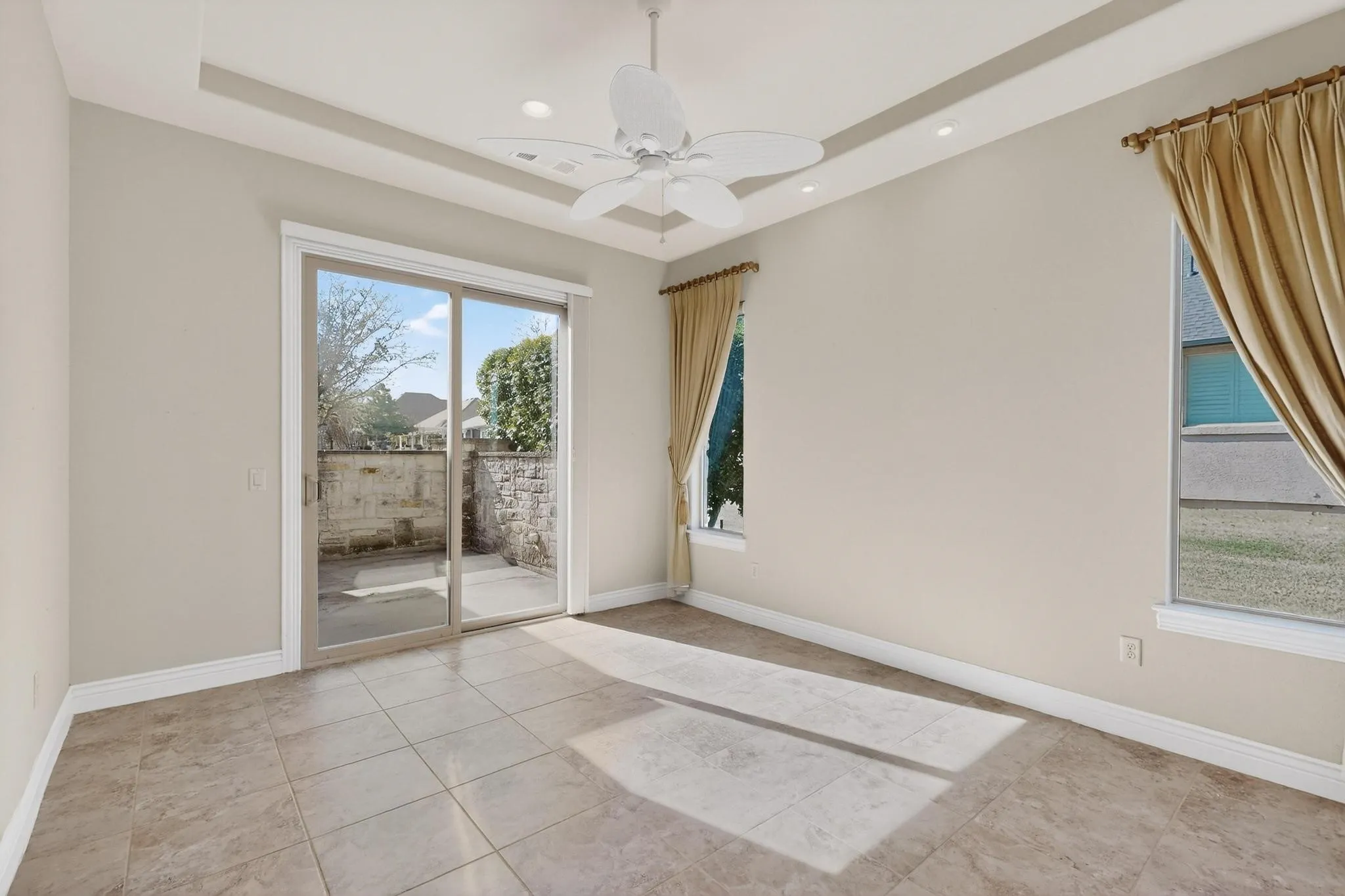 Single Family Residence For Sale in Denton County , 8708 Crestview Drive, Denton, Texas 76207, 2 Bedroom, 3 Bathroom, 3 Garage spaces, 2,988 Sqft, built in 2016, mls#21358696, Real Estate Agent in Denton, Homes For Sale in Denton county, Homes For Sale in Denton, Realtor in Denton Texas, Real Estate Brokerage Independent Realty Texas, Luminita Cordes Realtor